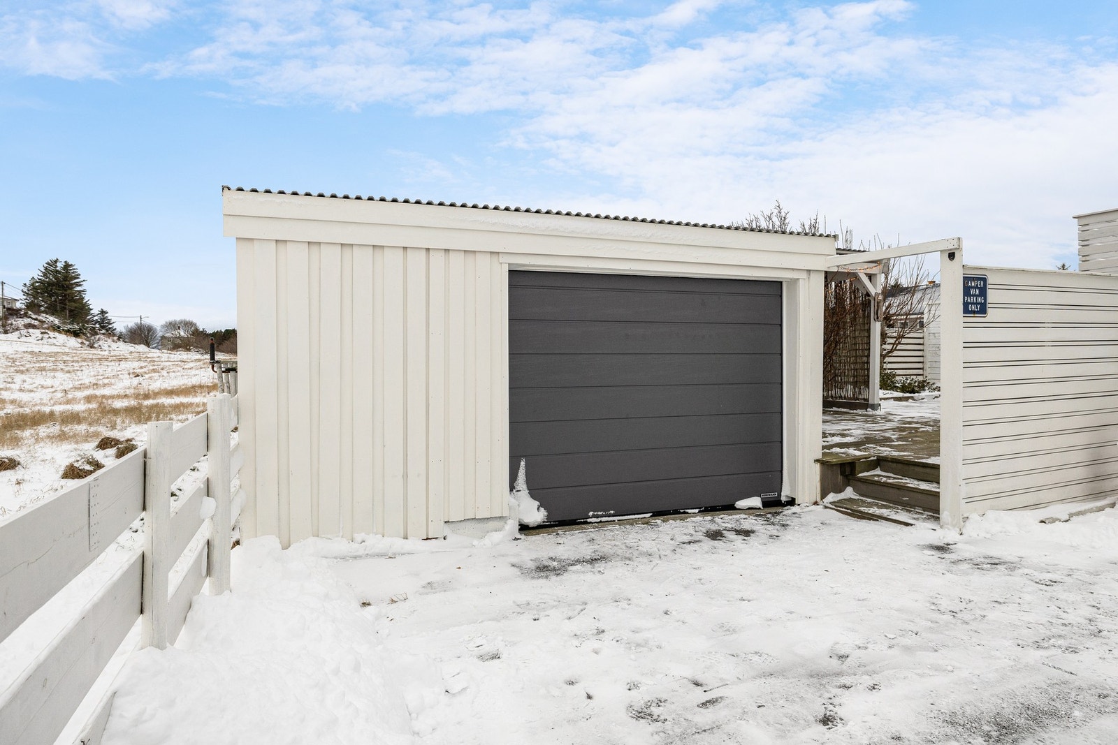 Garasje med elektrisk port Galleribilde