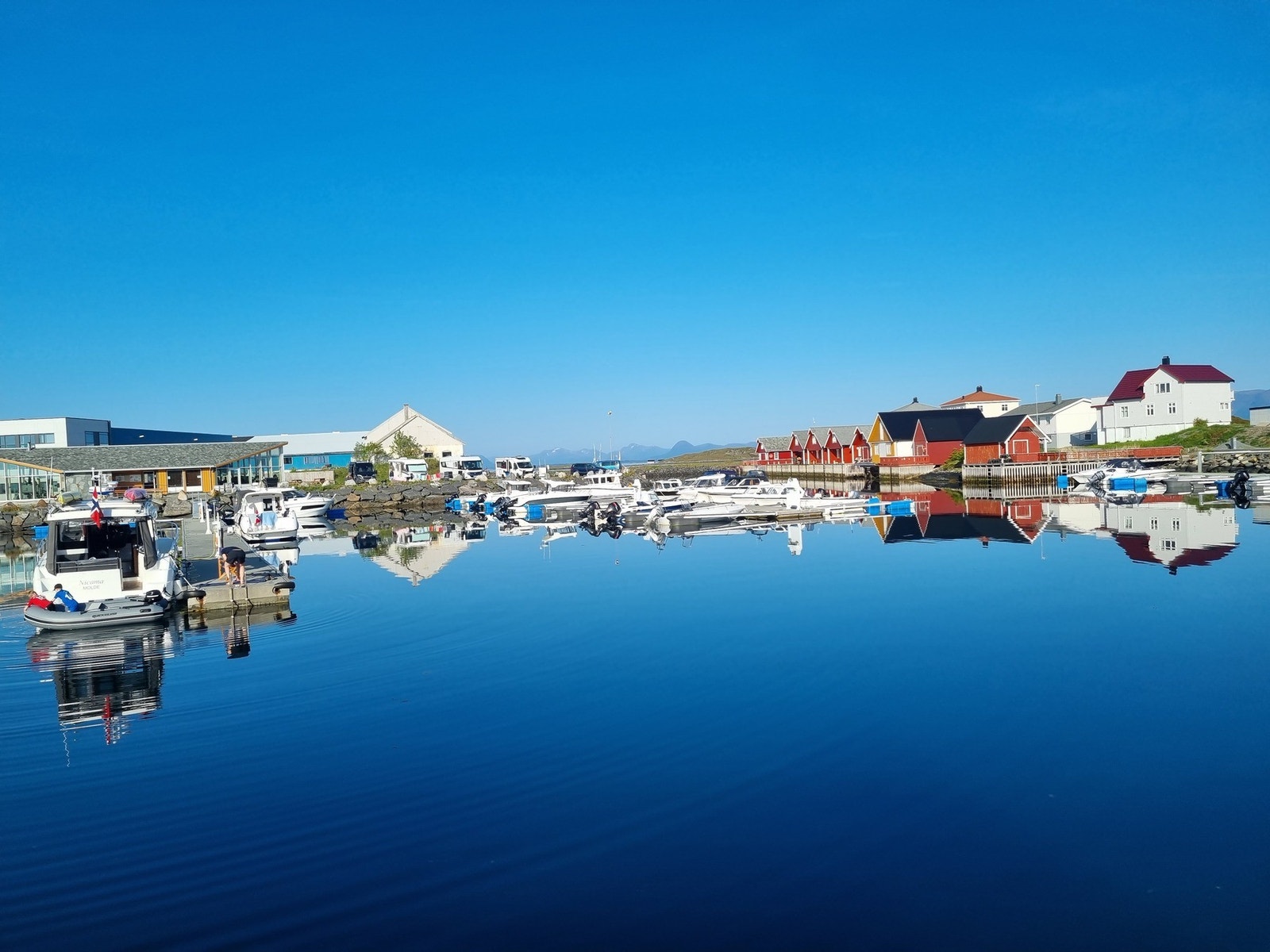 Rett i nærheten finner du småbåthavn, Håp i havet med innendørsnbasseng og hotell med restaurant Galleribilde