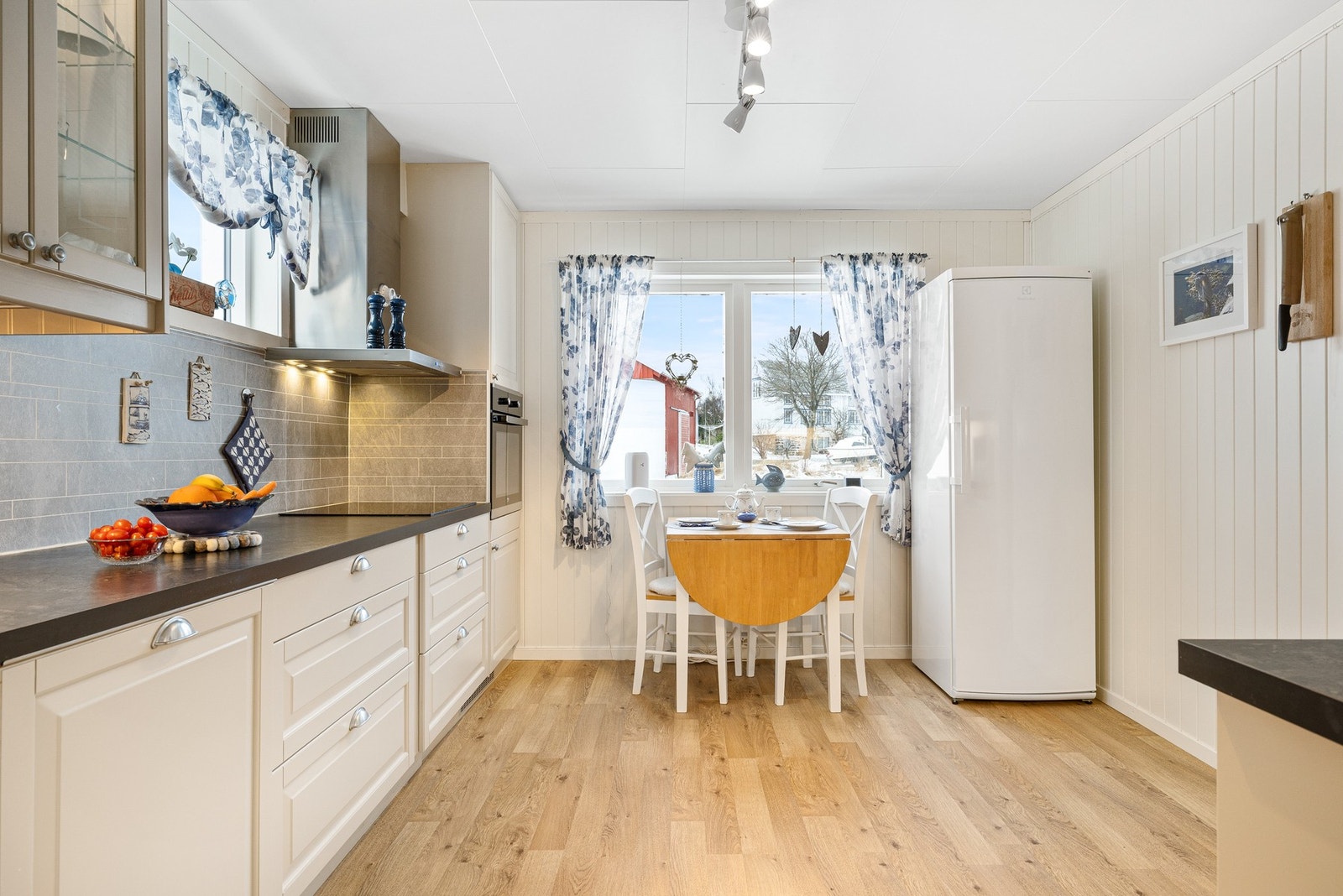 Rikelig med skap- og benkeplass Galleribilde