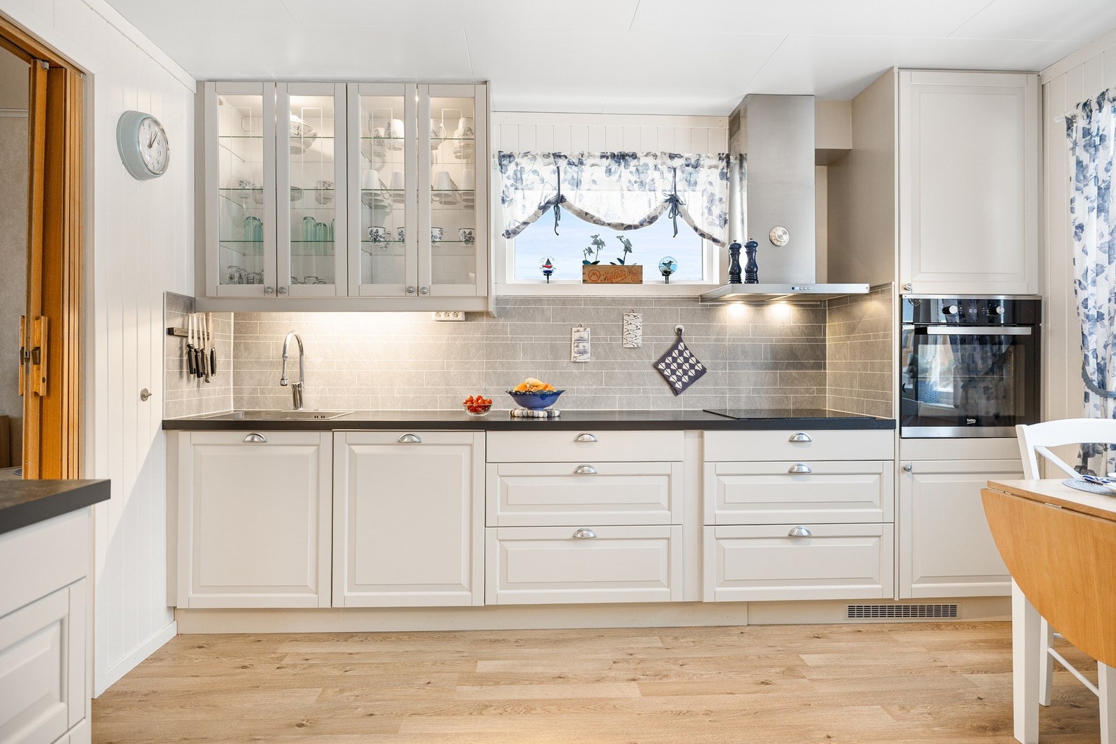 Pent kjøkken med lyse fronter Galleribilde