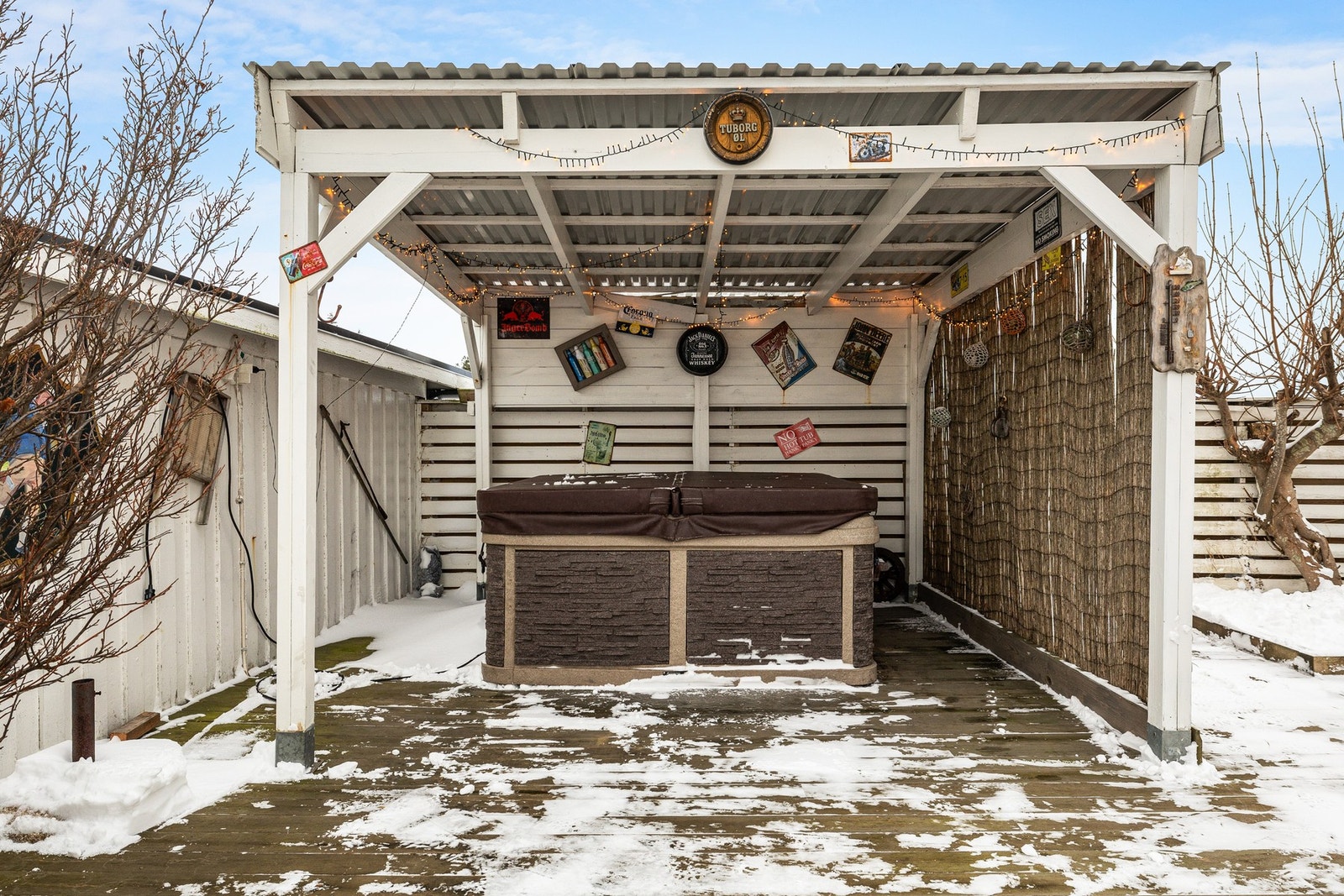 Opparbeidet uteområde med jacuzzi som følger salg Galleribilde