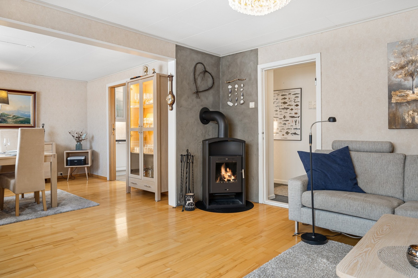 Vedovnen gir rommet en lun og fin atmosfære. Registrert ildsted men det er ikke gjennomført feiing. Galleribilde