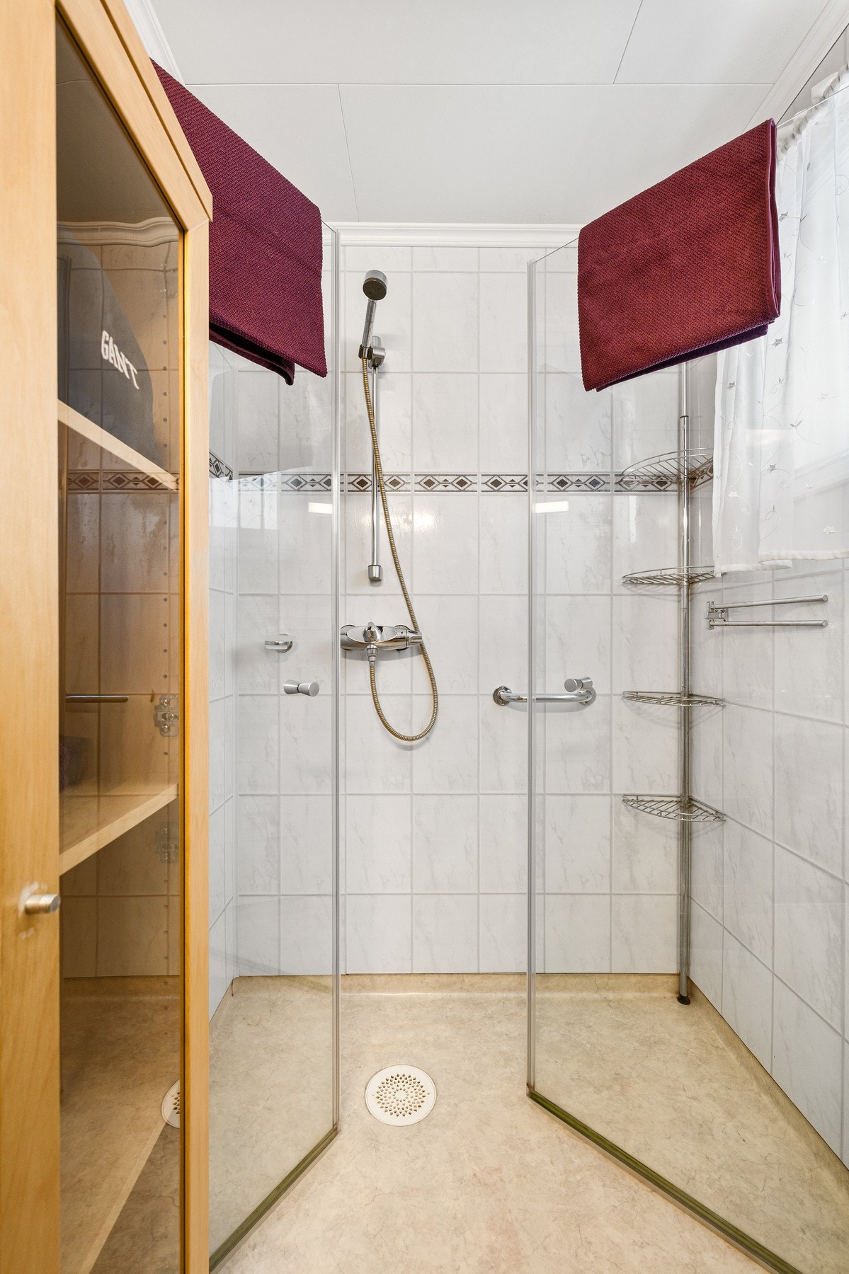 Praktisk dusjhjørne med skyvedører Galleribilde