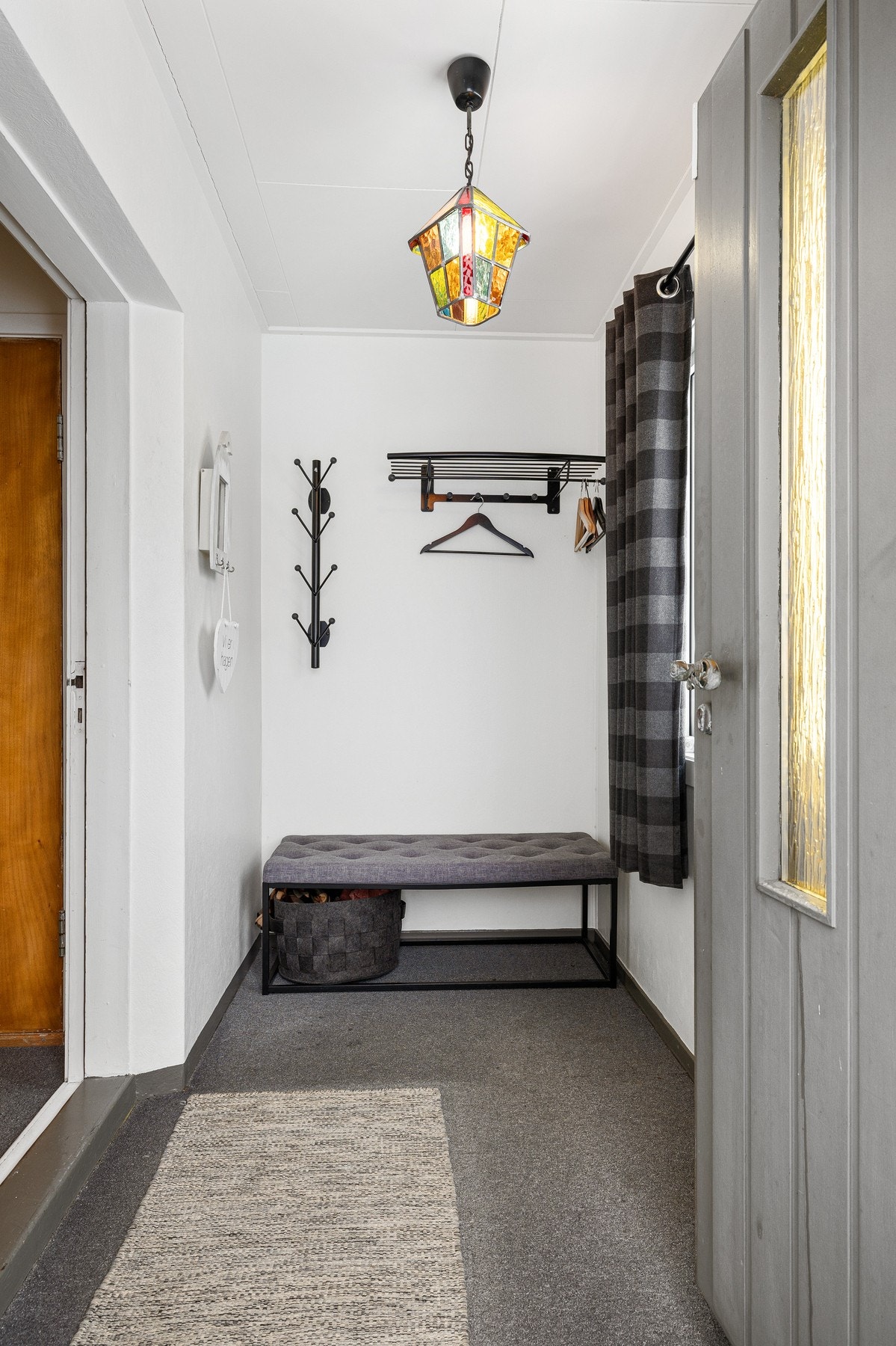 Entré med mulighet for å henge fra seg sko og yttertøy Galleribilde