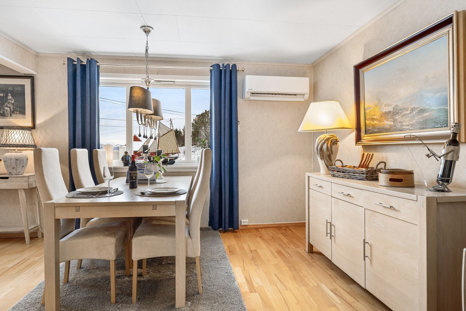 Spisebord faller naturlig inn i rommet her Galleribilde