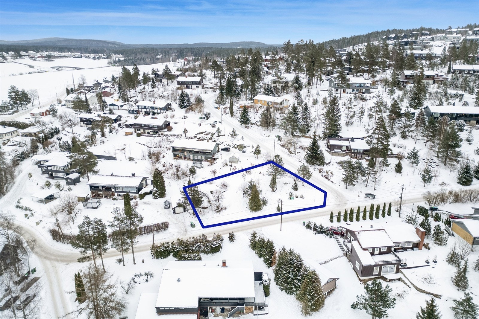 Fra eiendommen er det nærhet til flotte tur- og friluftsområder med utallige skiløyper. Galleribilde