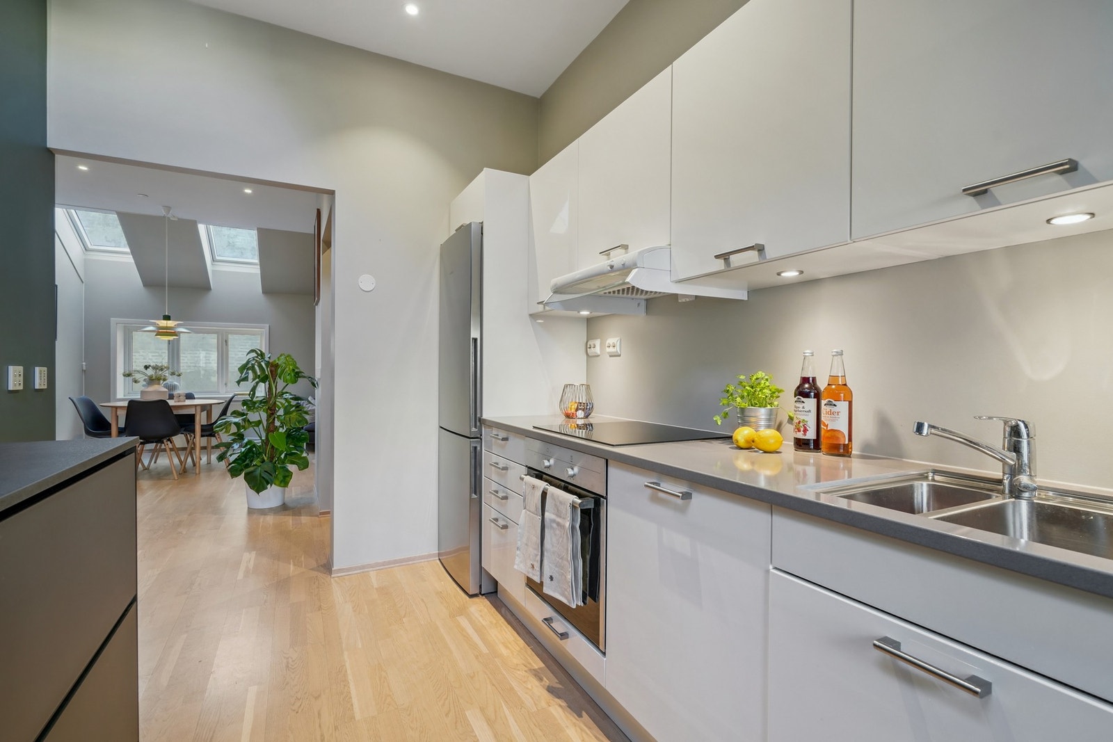 Kjøkkeninnredningen fra Sigdal er fra 2017, og har hvite høyglans fronter og steinbenkeplate. Galleribilde