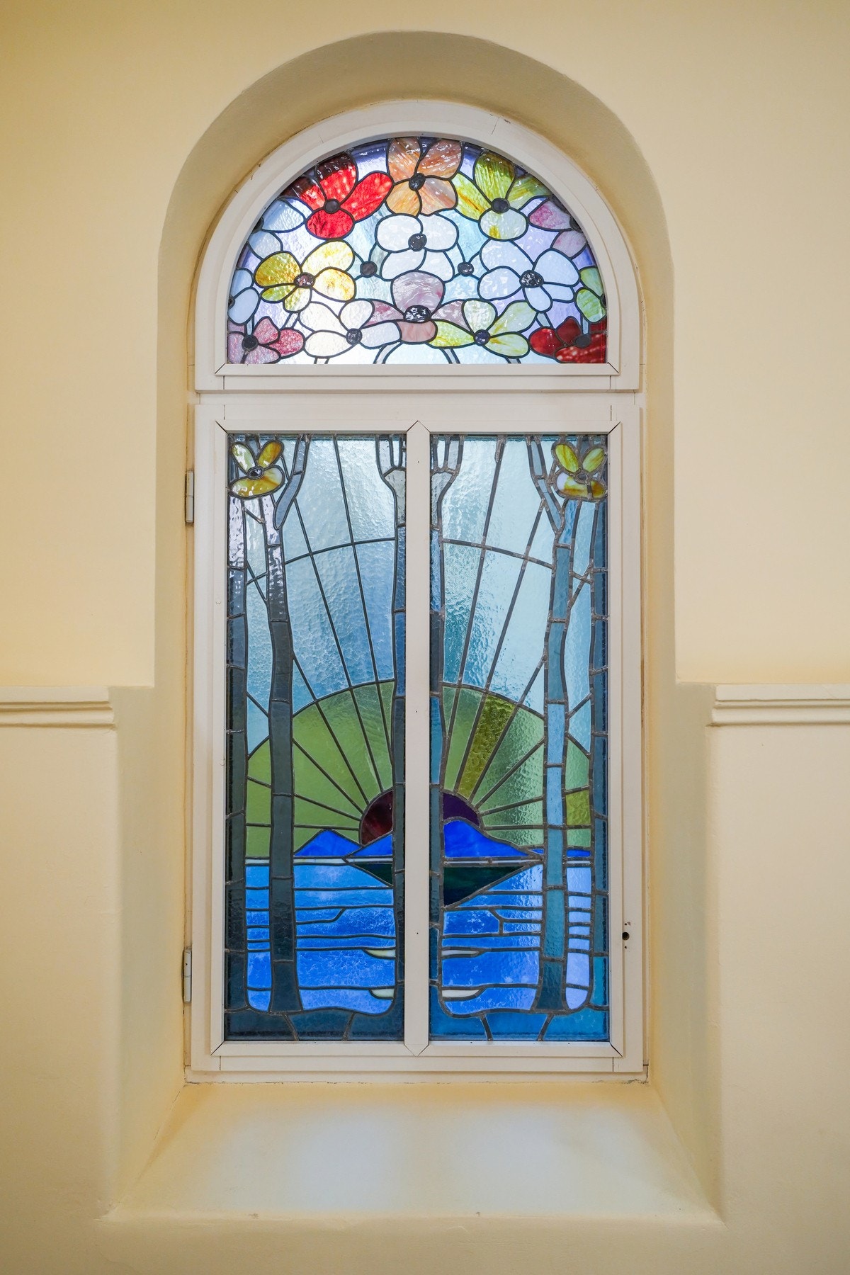 Originalt blyglassvindu i jugendstil, som tilfører trappeoppgangen farge, lys og karakter. Galleribilde