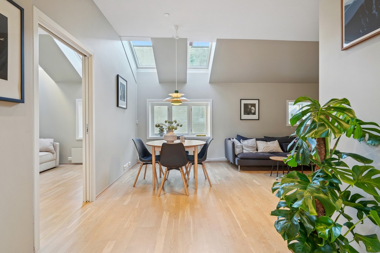 Stuen er romslig med sine 23 kvm og den har en god takhøyde på opptil 2,9 meter. Galleribilde