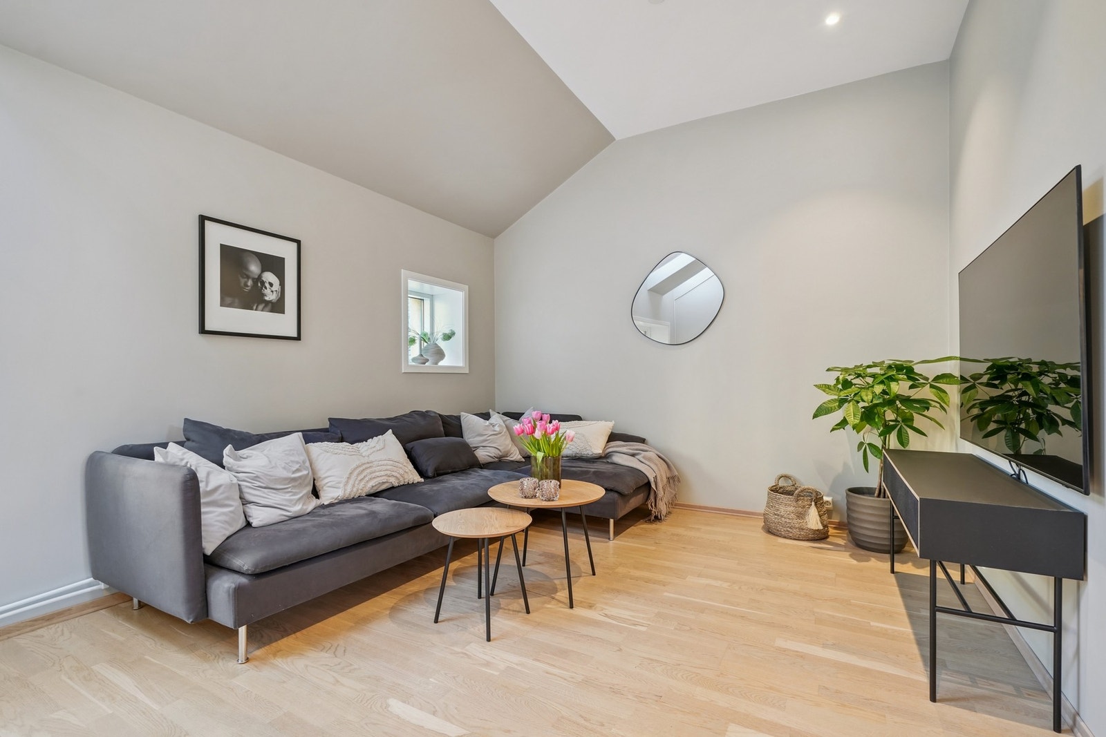 I stuen er det god plass til sofagruppe og annen ønsket møblering. Galleribilde