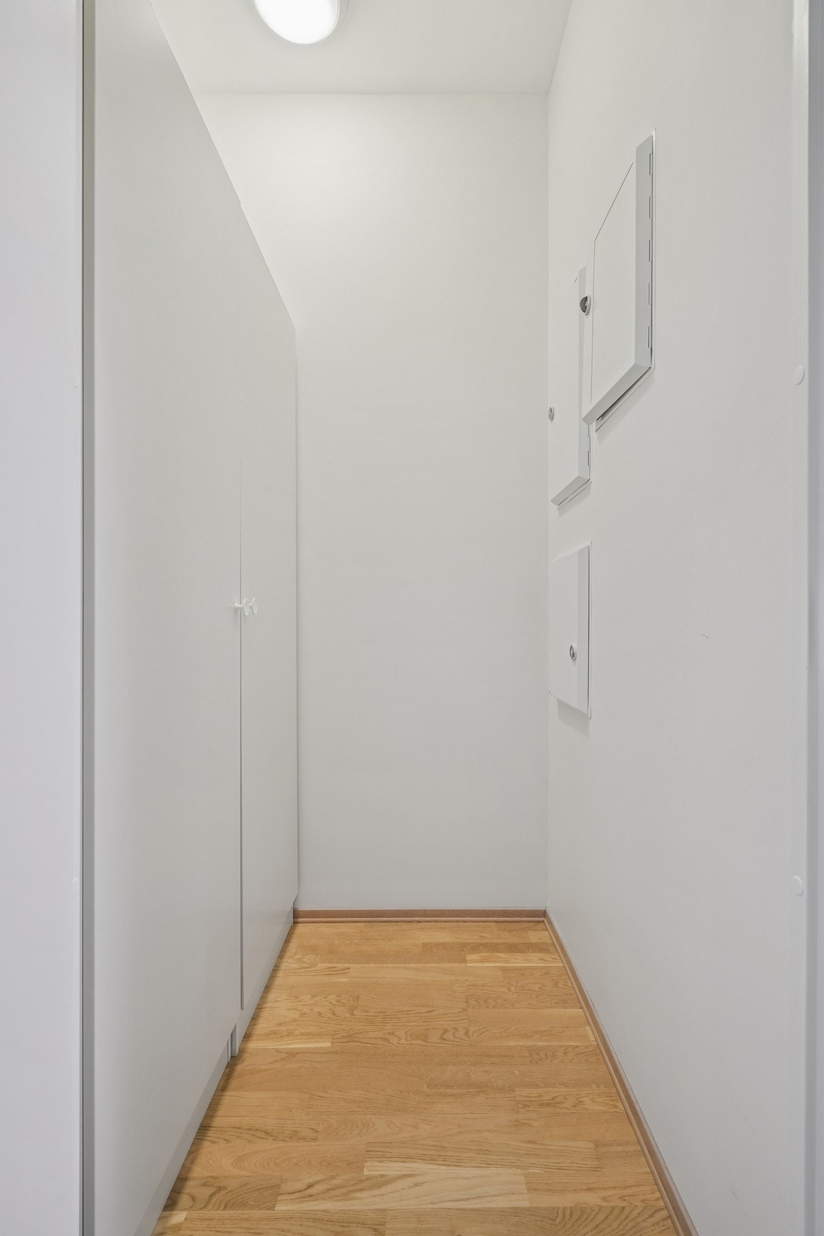 Fra soverommet er det inngang til en innvendig bod som er innredet med garderobeskap. Galleribilde