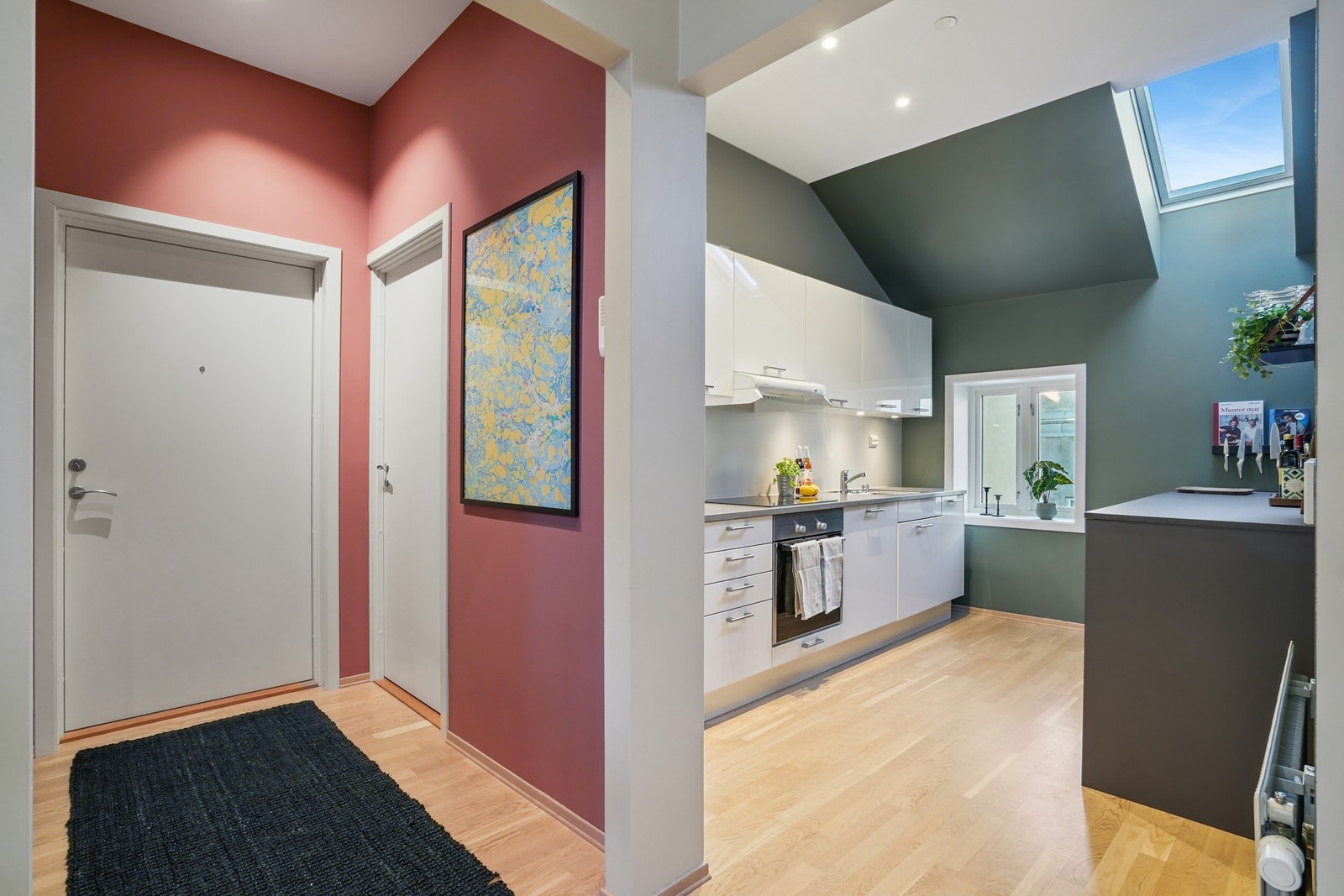 Fargevalget i leiligheten er pent og moderne. Gulvflatene er belagt med parkett. Galleribilde