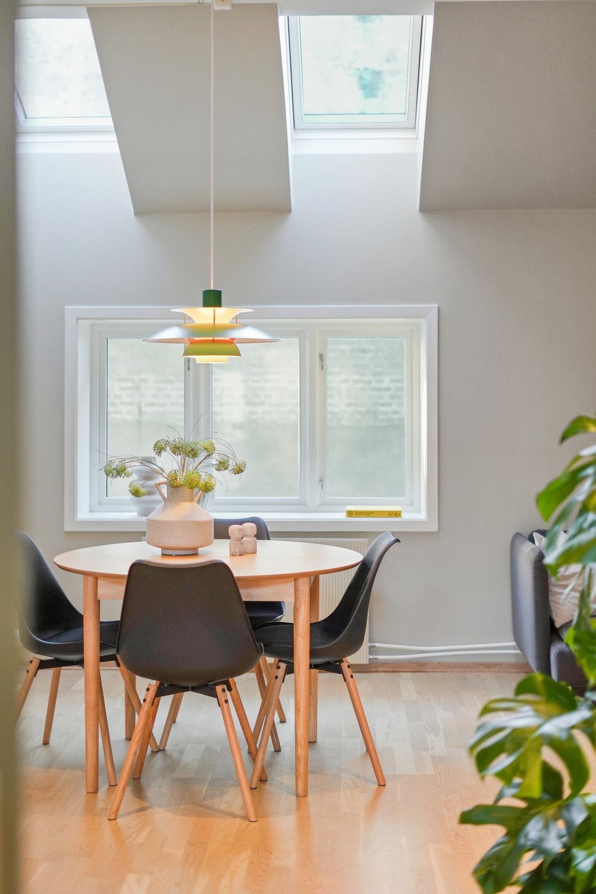 Her får du et fleksibelt rom som passer like godt til filmkveld som til uformelle middager med venner. Galleribilde