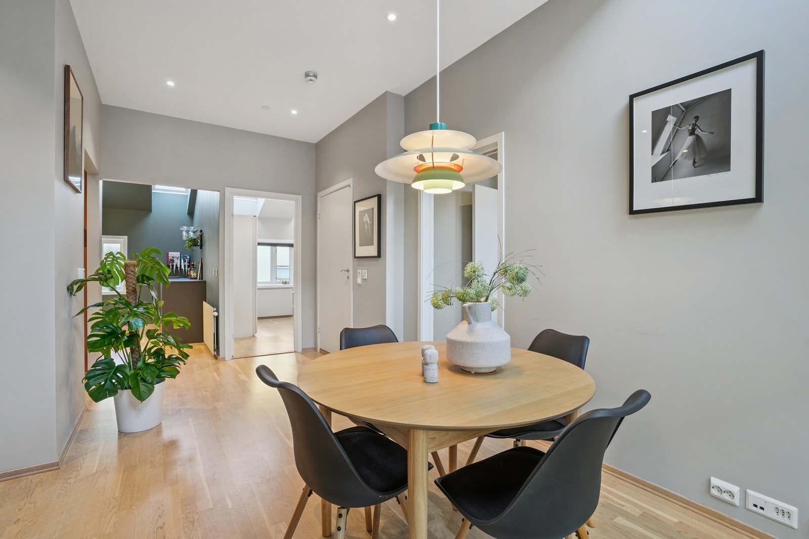 Spisegruppen har plass til både hverdagsmiddager og sene helgefrokoster. Galleribilde