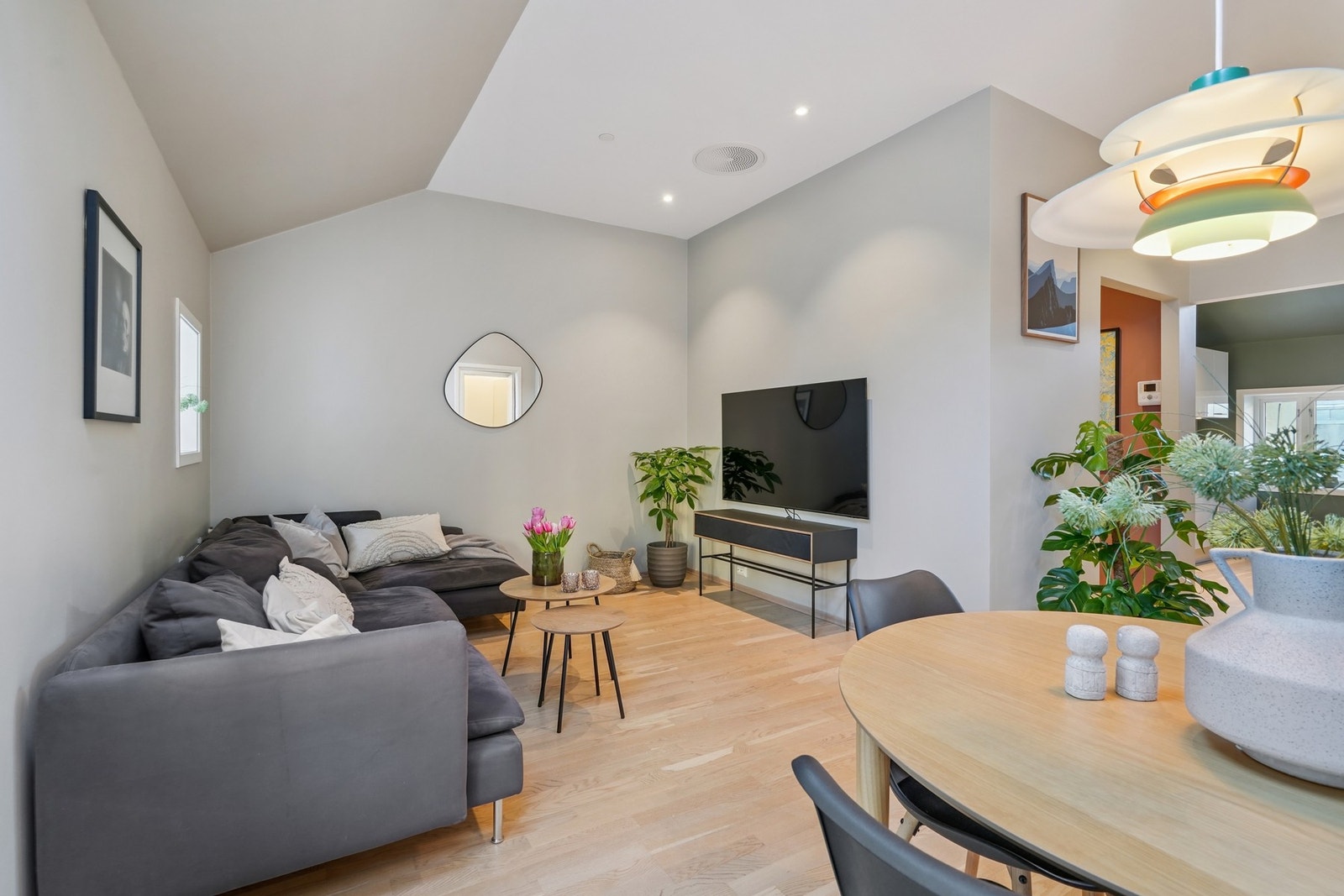 Leiligheten holder gjennomgående meget god standard på innredninger og overflater. Galleribilde