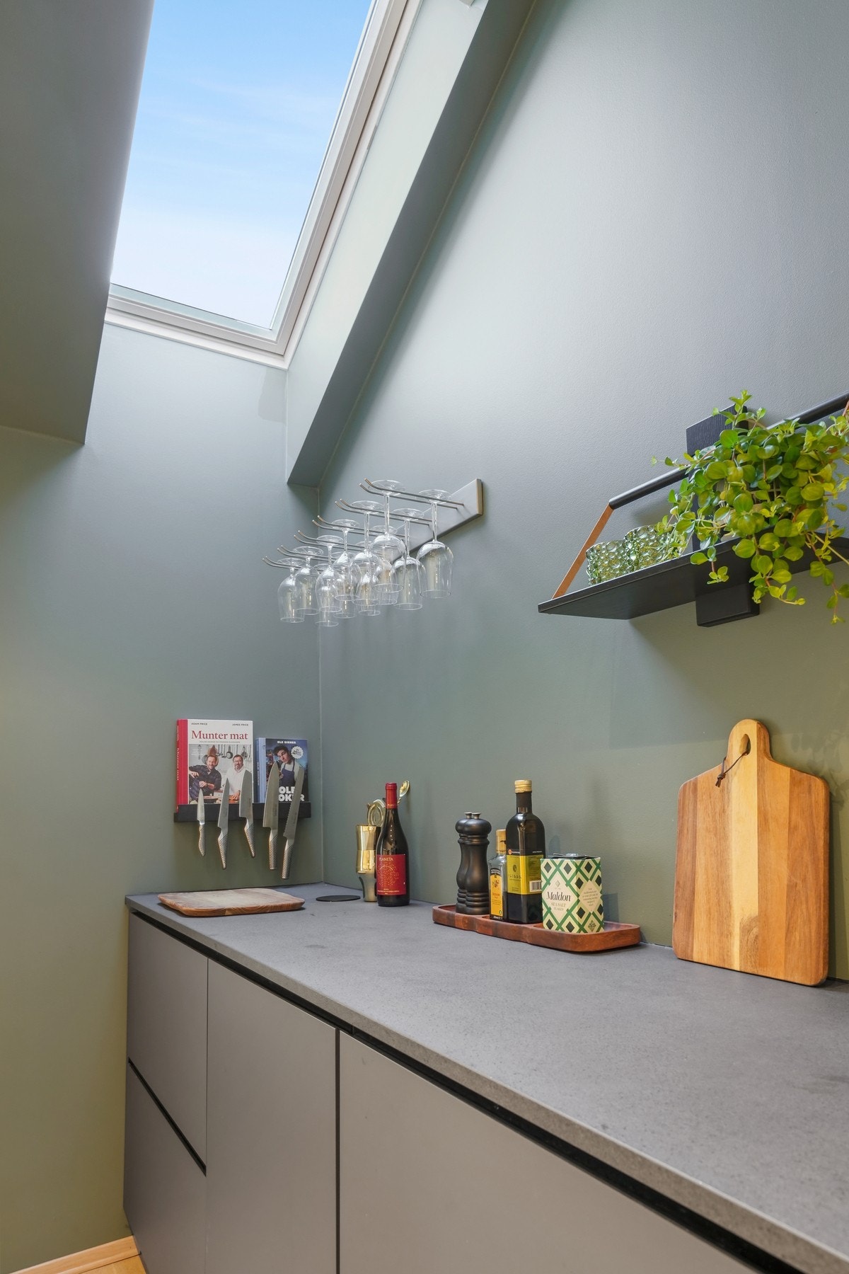 I 2021 ble det montert en ekstra kjøkkenbenk med underskap og innredning fra Kvik med fronter i anstrasitt og laminat benkeplate. Galleribilde