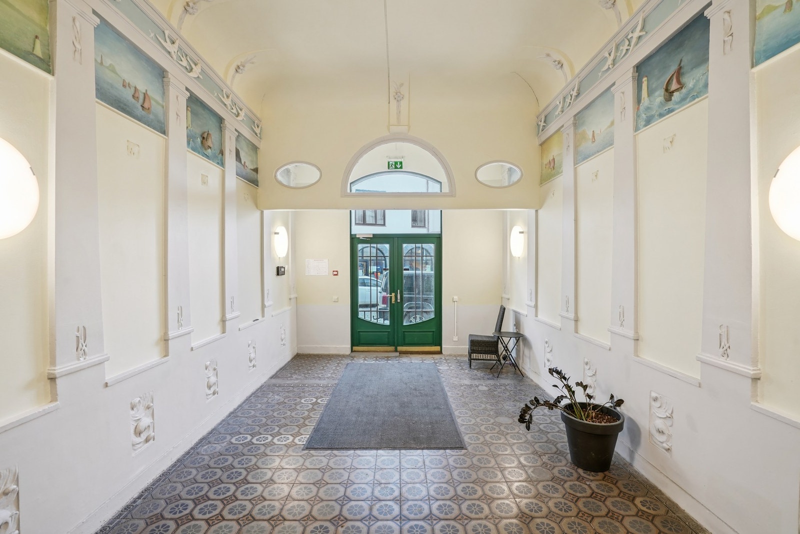 Vakker fellesgang i jugendbygård fra 1908, med originale detaljer, dekorative veggmalerier og tidstypiske fliser. Galleribilde