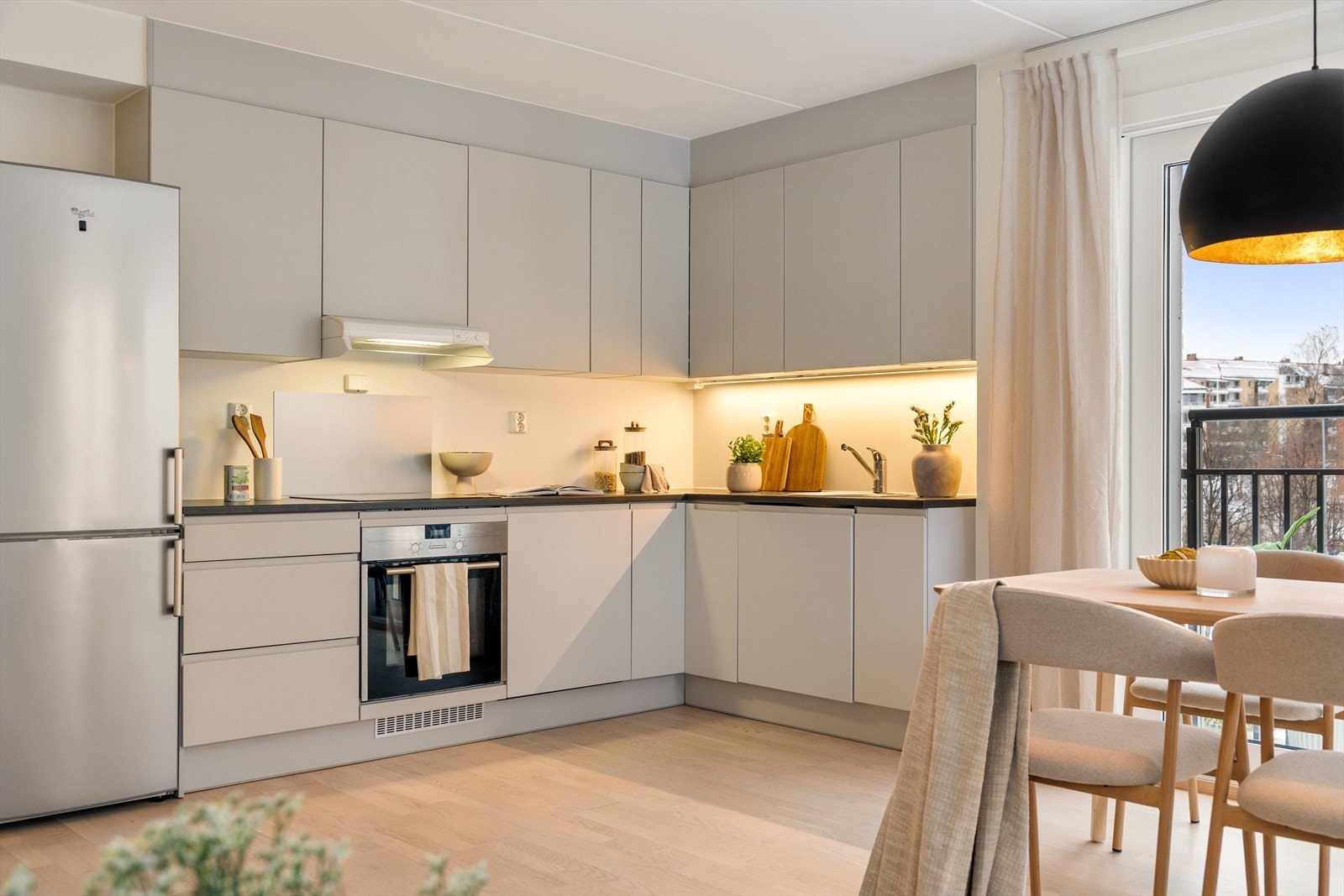 Kjøkkenet er utstyrt med mekanisk avtrekk over stekesone, kombiskap samt integrerte hvitevarer bestående av oppvaskmaskin, platetopp og stekeovn. Galleribilde