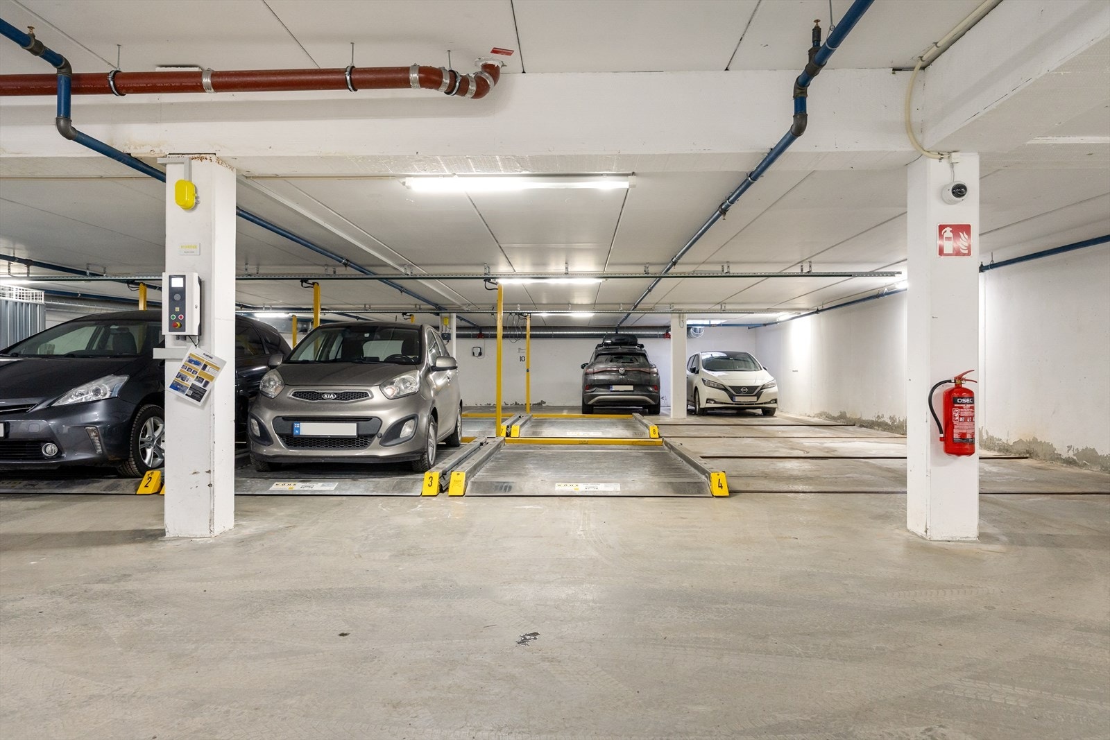 Andel 303 (leiligheten for salg) har bruksrett til en parkeringsplass i garasjenanlegg, p plassen er en del av systemparkeringsanlegget. Galleribilde