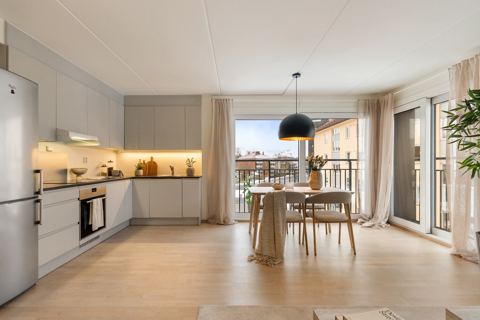 Boligen har store vindusflater og utgang til to luftebalkonger. Galleribilde