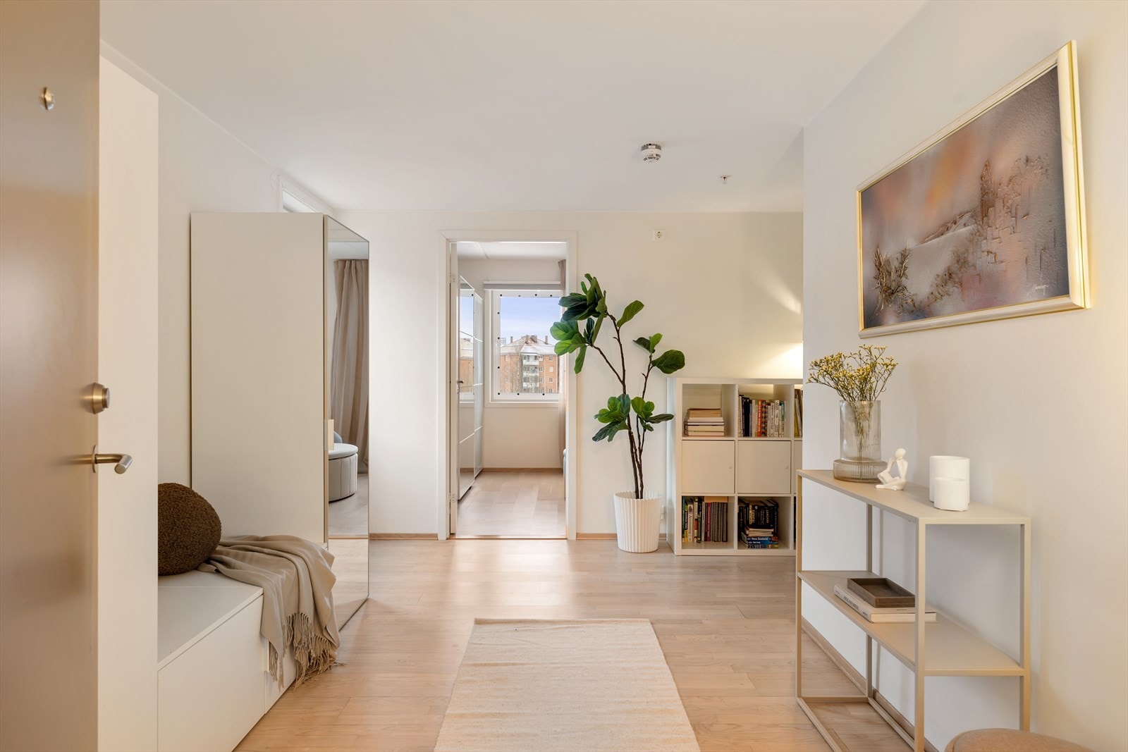 Innbydende og lys entré med god plass til garderobeskap og diverse møbler. Galleribilde