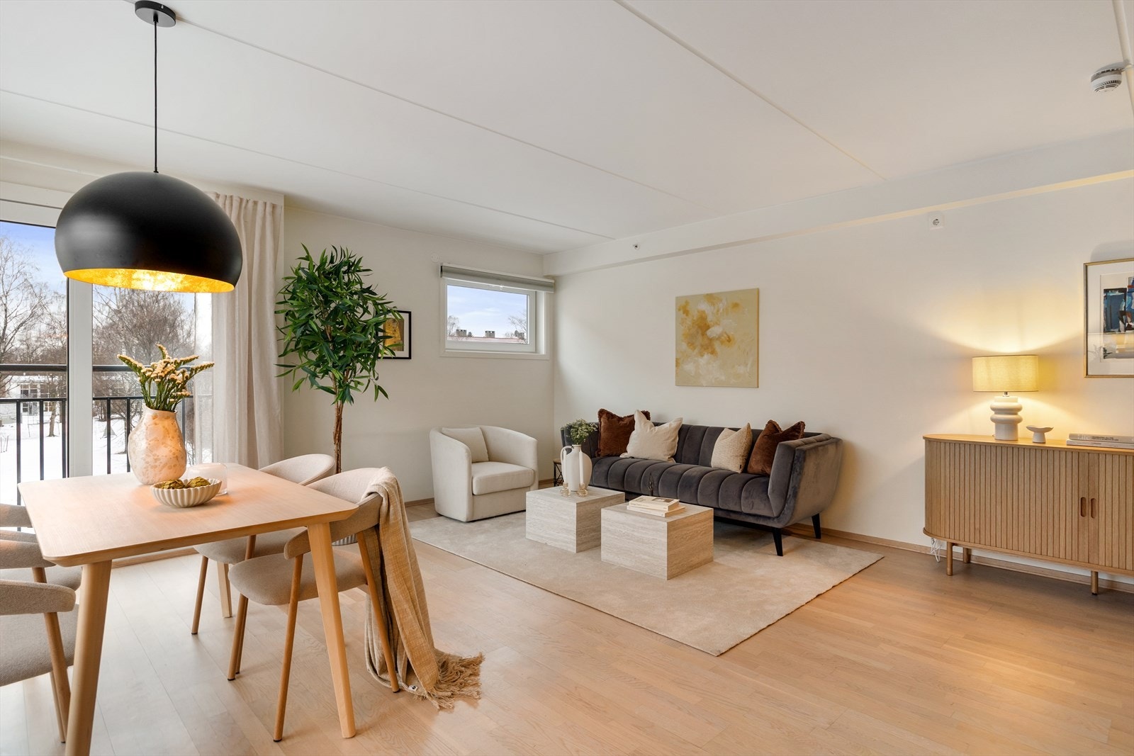 Leiligheten har en åpen og sosial løsning mellom kjøkken og stue, med god plass til både sofagruppe og spisebord. Galleribilde