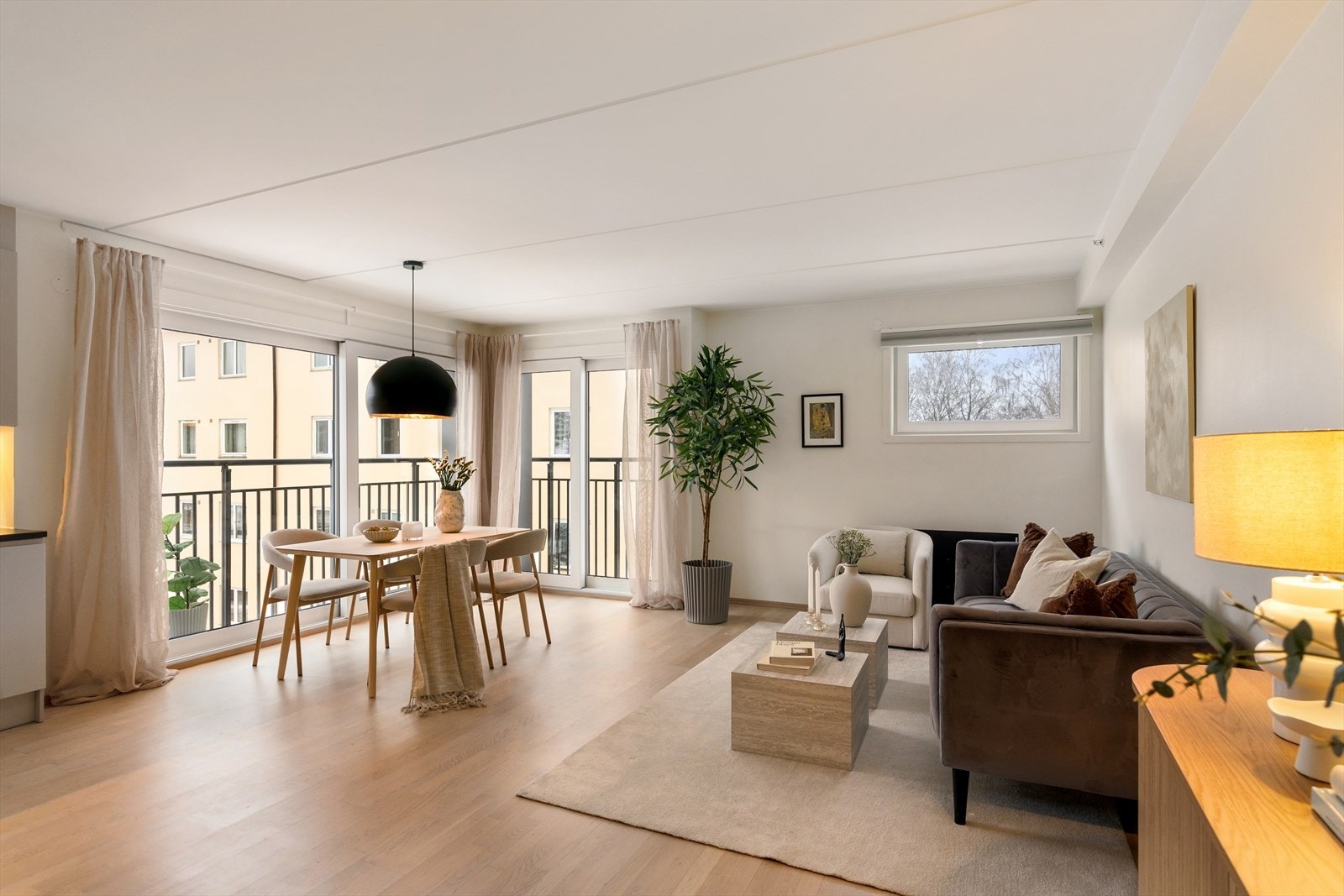 En innbydende treromsleilighet med gjennomgående god standard fra 2017. Galleribilde