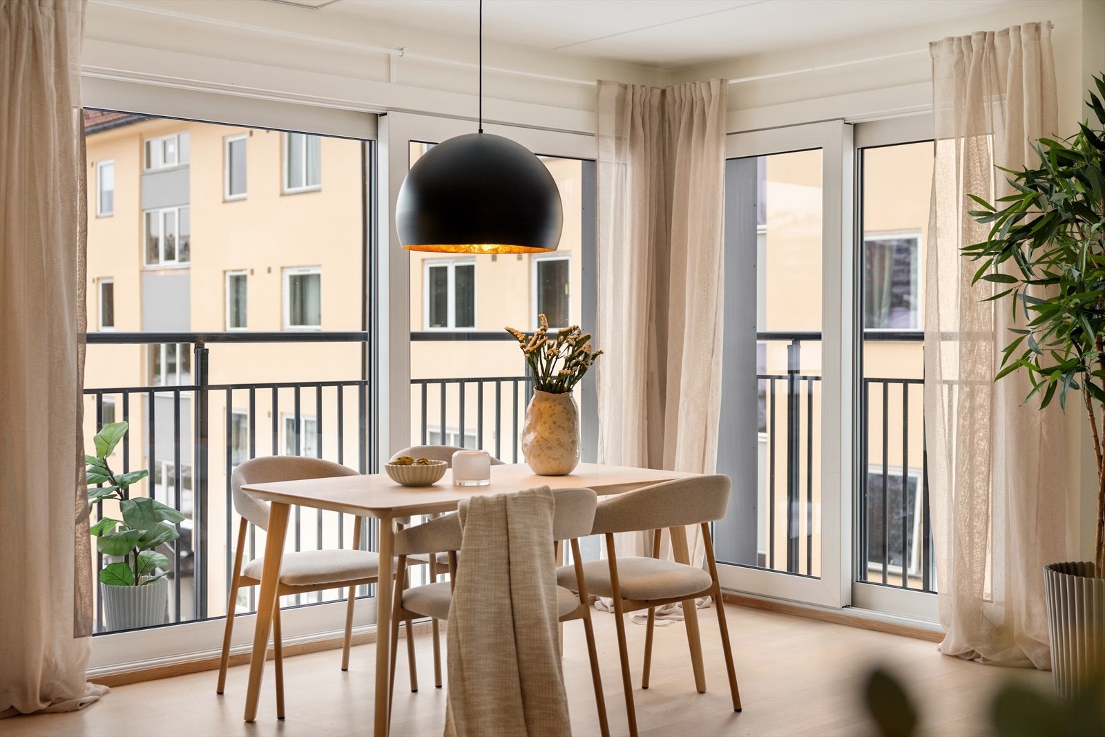 Rommet inviterer til hyggelige sammenkomster med venner og familie. Galleribilde