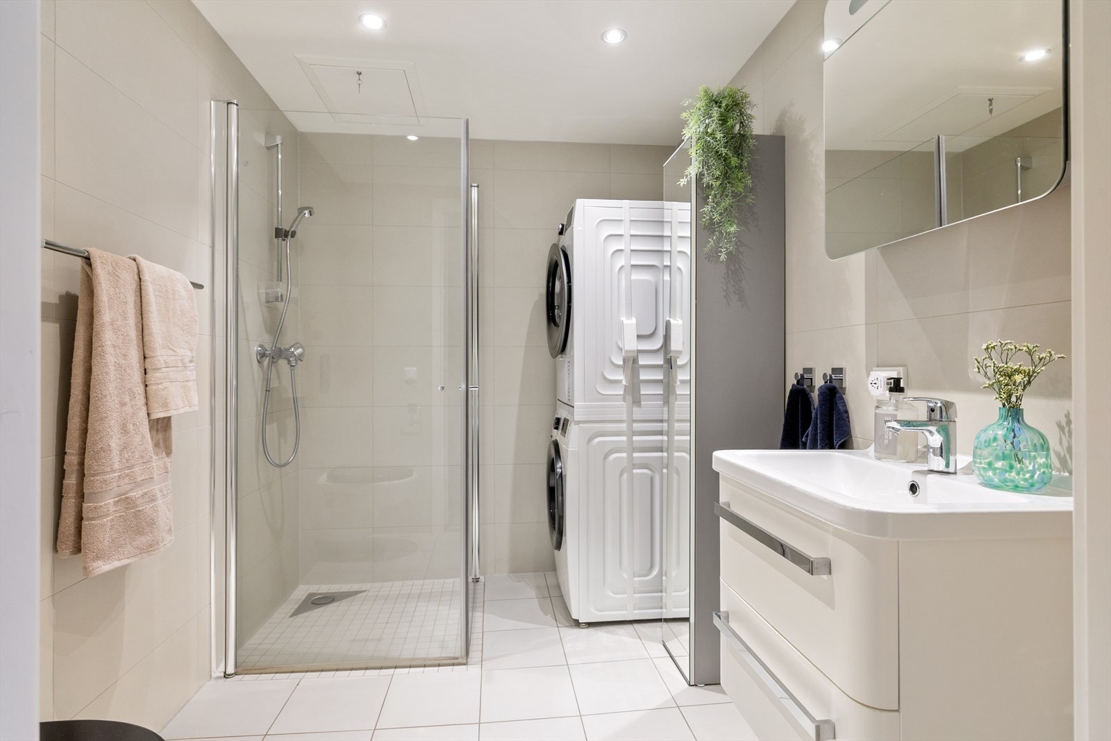 Stilrent bad med mekanisk avtrekk og opplegg for vaskemaskin. Galleribilde