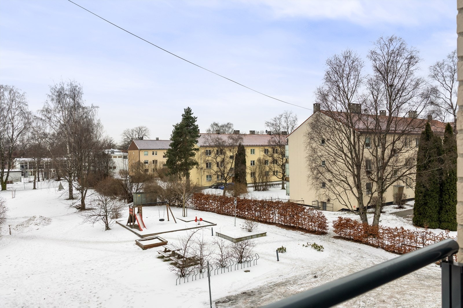 Det er et hyggelig utsyn mot borettslagets fellesareal. Galleribilde