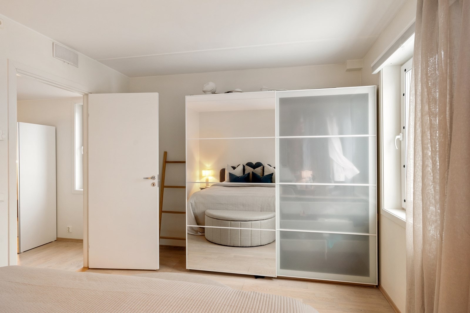 Rommet har også god plass til et større garderobeskap. Galleribilde