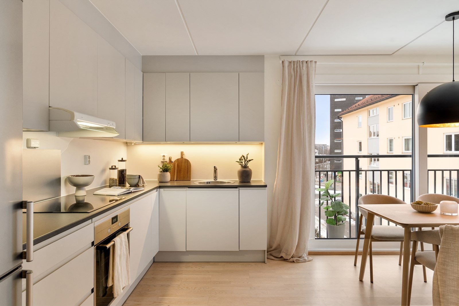 Det er god plass til lagring i skuffer og skap. Galleribilde