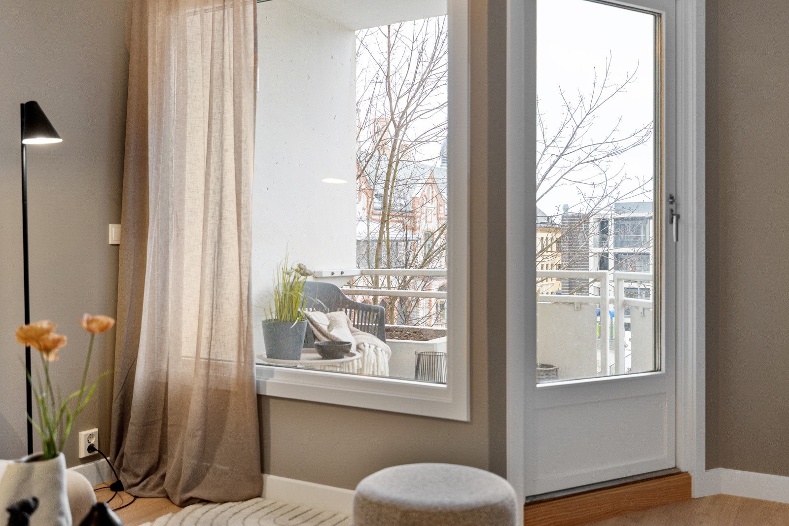 Nye stikkontakter, dimmere og gulvlister i hele leiligheten. Alle overflater er slette og nymalte i 2025. Galleribilde