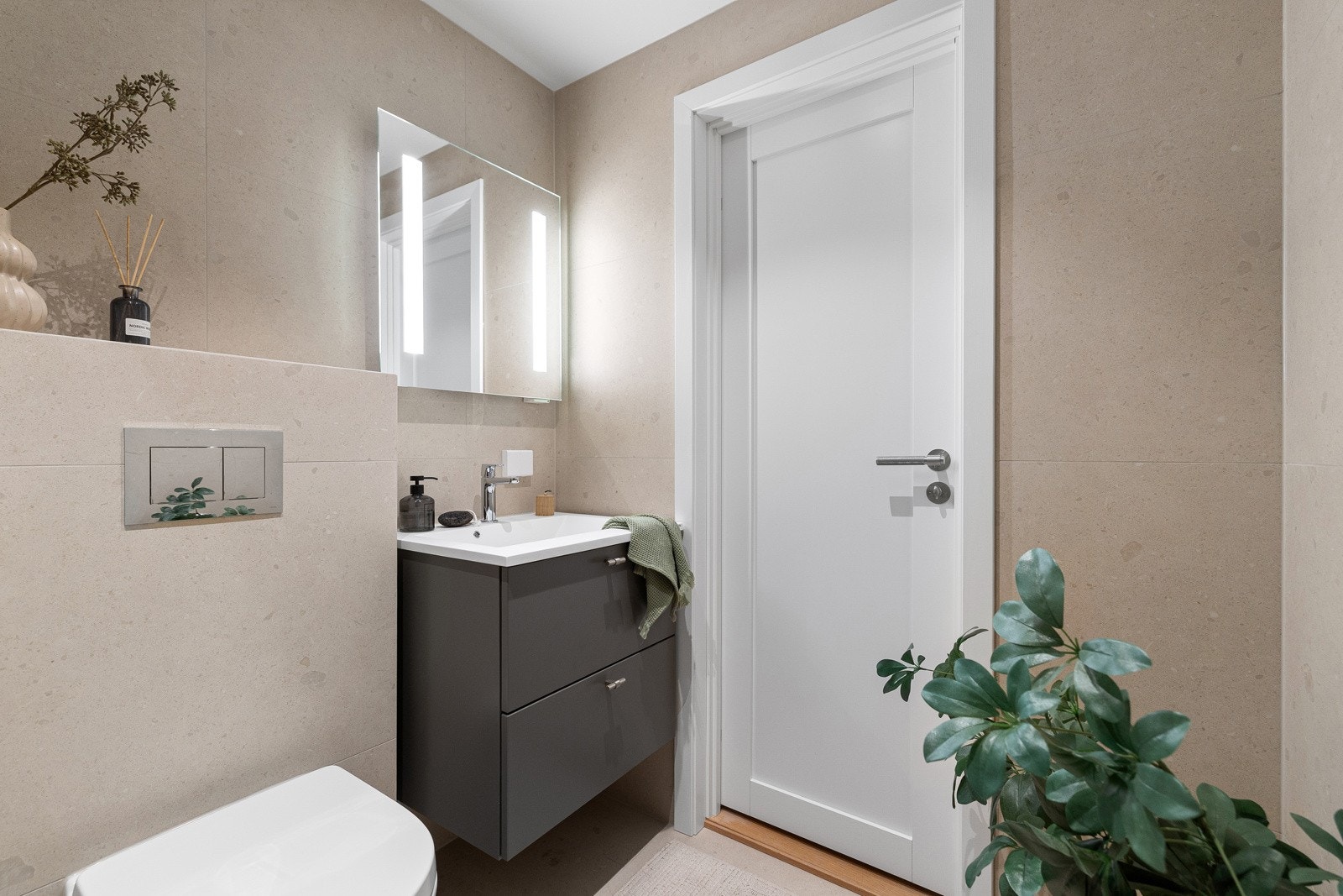 Varmekabler i gulv med termostatstyring og opplegg for vaskemaskin. Galleribilde