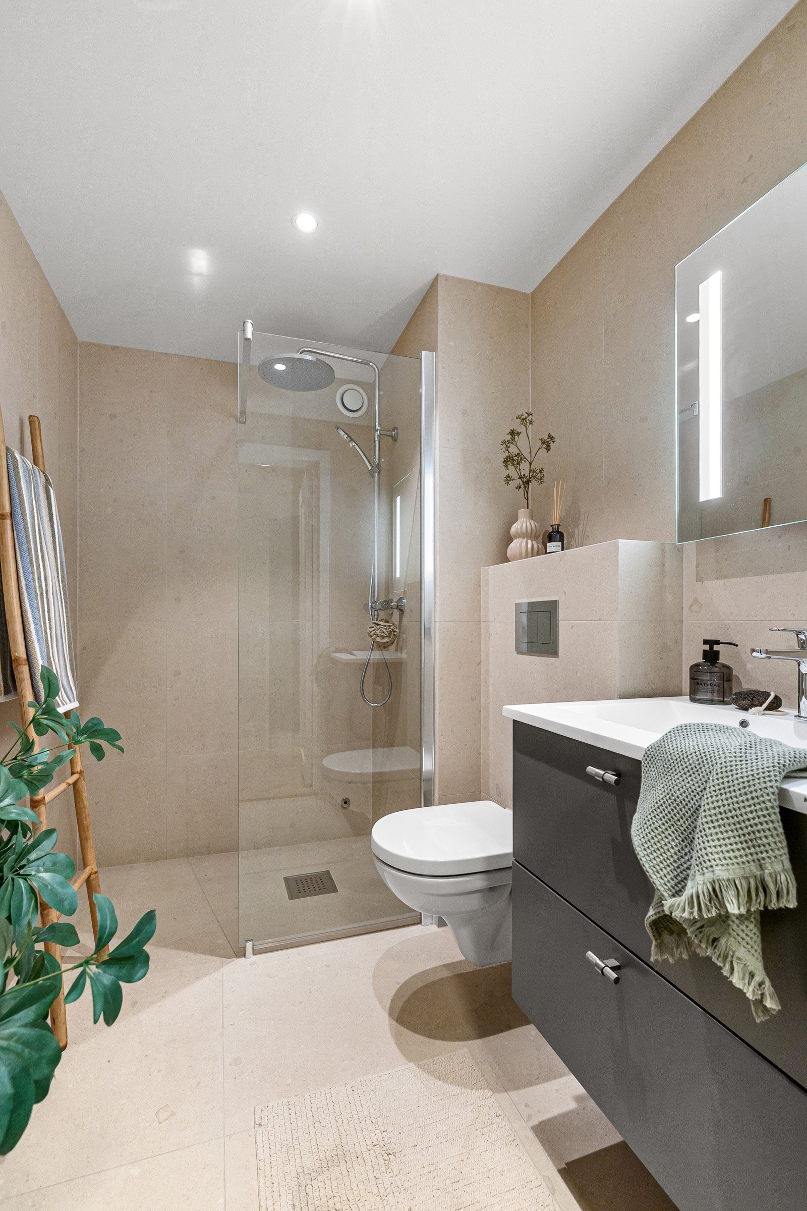 Også her er det lekker innredning fra Huseby med matchende håndtak. Waterfall- og hånddusj. Galleribilde