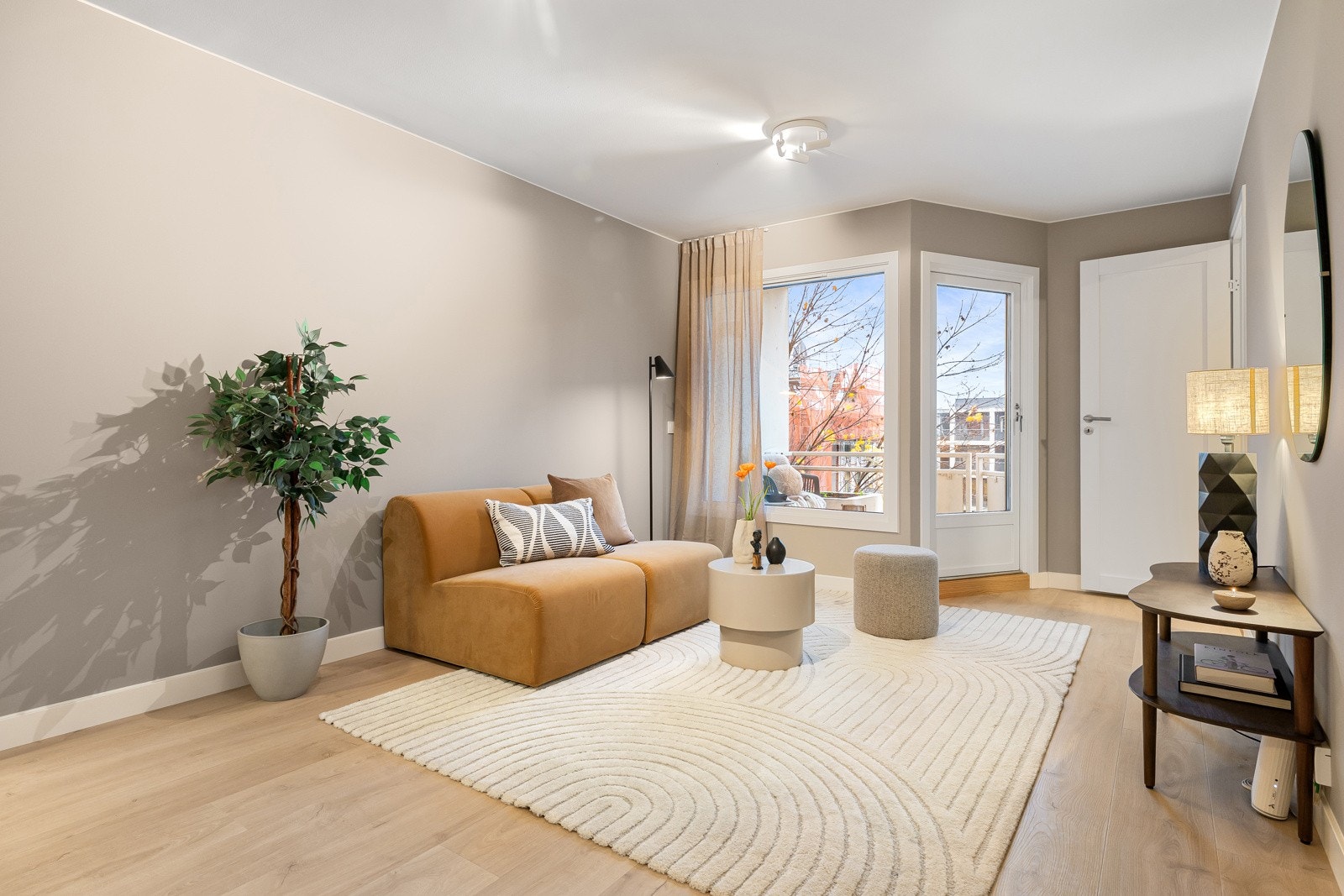 Tidsriktig énstavsgulv og delikate, lyse overflater. Galleribilde