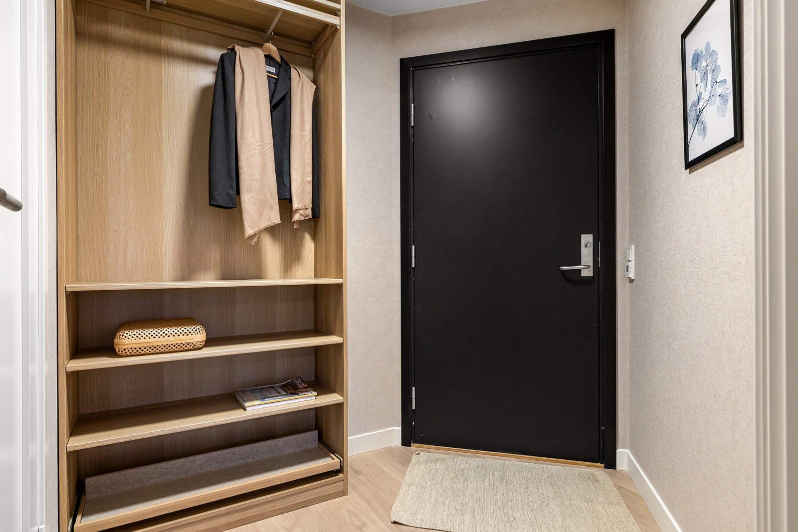 Det er i 2025 montert flott garderobeinnredning i entré. Ny inngangsdør til leiligheten i 2025. Galleribilde