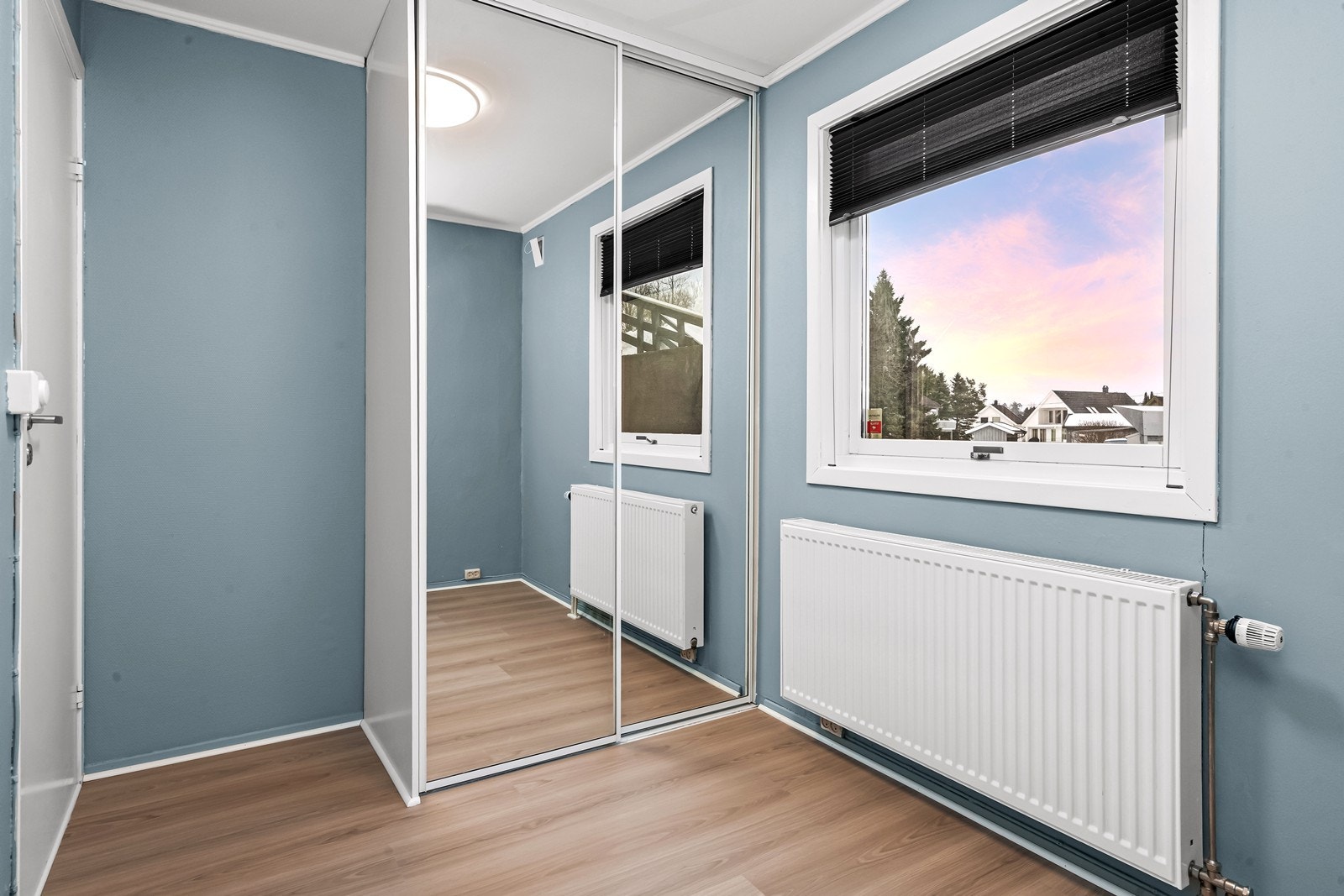 Kleskap med følger. Galleribilde