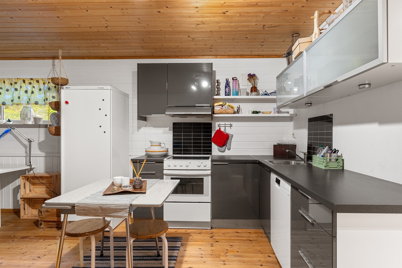 Innbydende kjøkken med plass til spisebord. Galleribilde