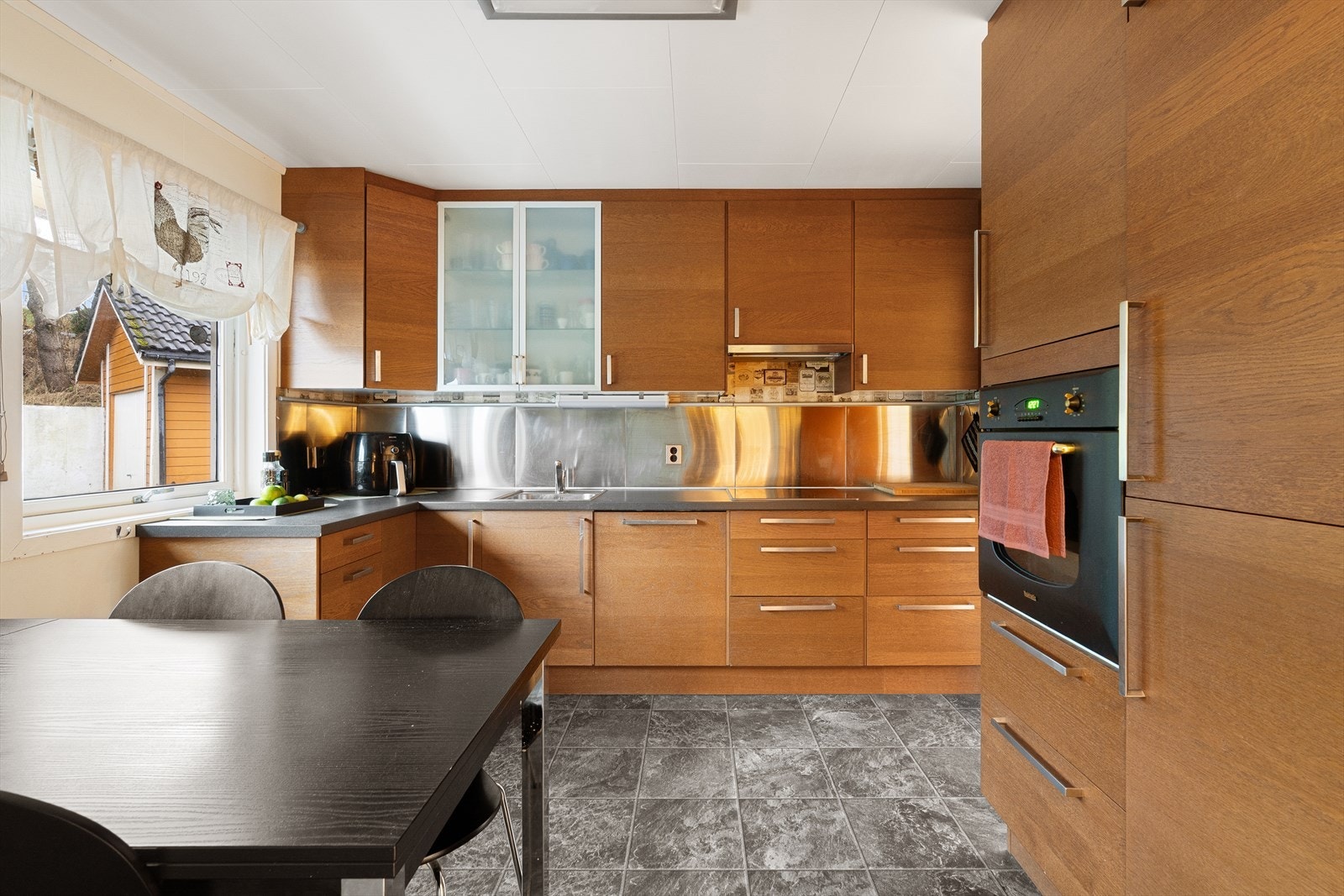 På kjøkkenet har du god skap/-benkeplass samt plass til spisebord. Galleribilde