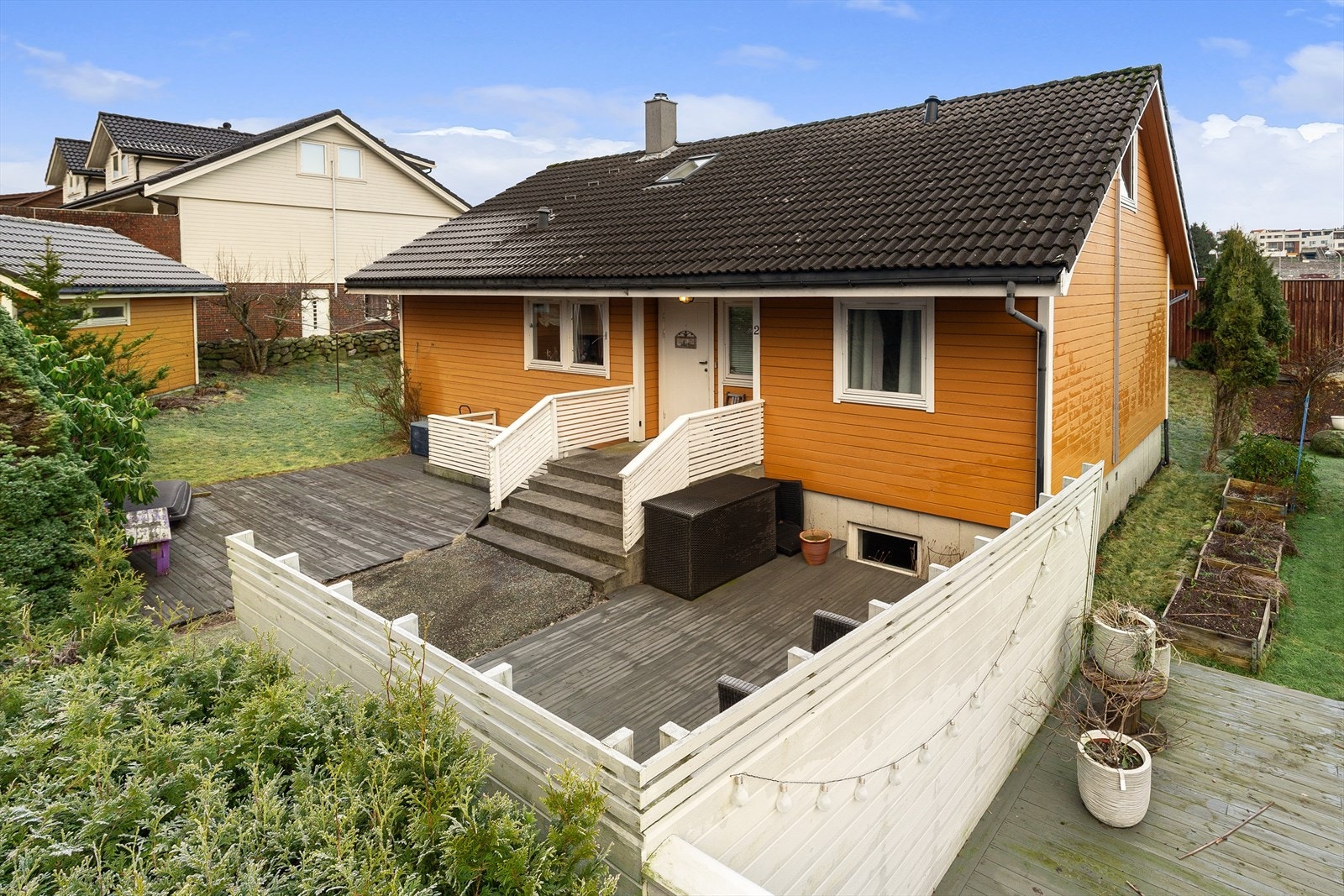 Sjarmerende enebolig med solrik tomt og sentral beliggenhet. Galleribilde