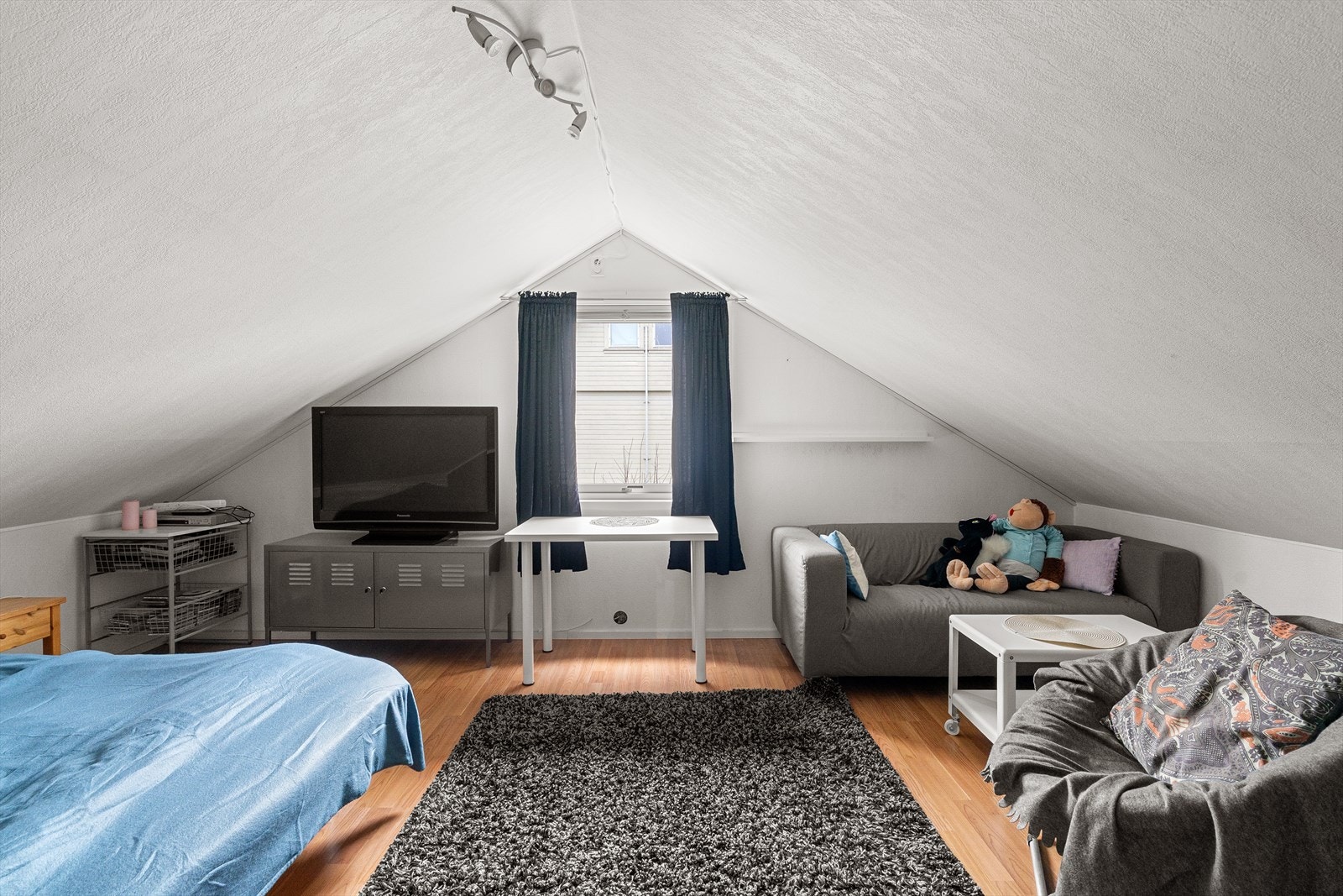 Soverom av god størrelse med plass til dobbeltseng og TV-krok. Galleribilde