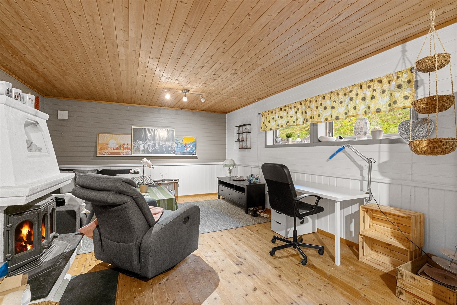 I stuen er det også vedovn for ekstra varme og hygge. Galleribilde