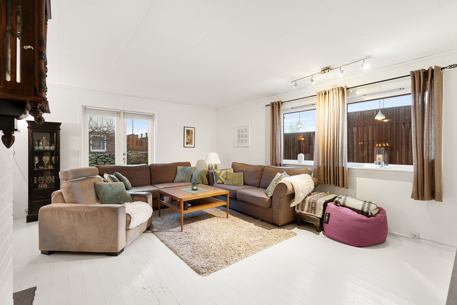 Stuen er enkel å møblere med plass til flere sittegruppe samt TV-seksjon. Galleribilde