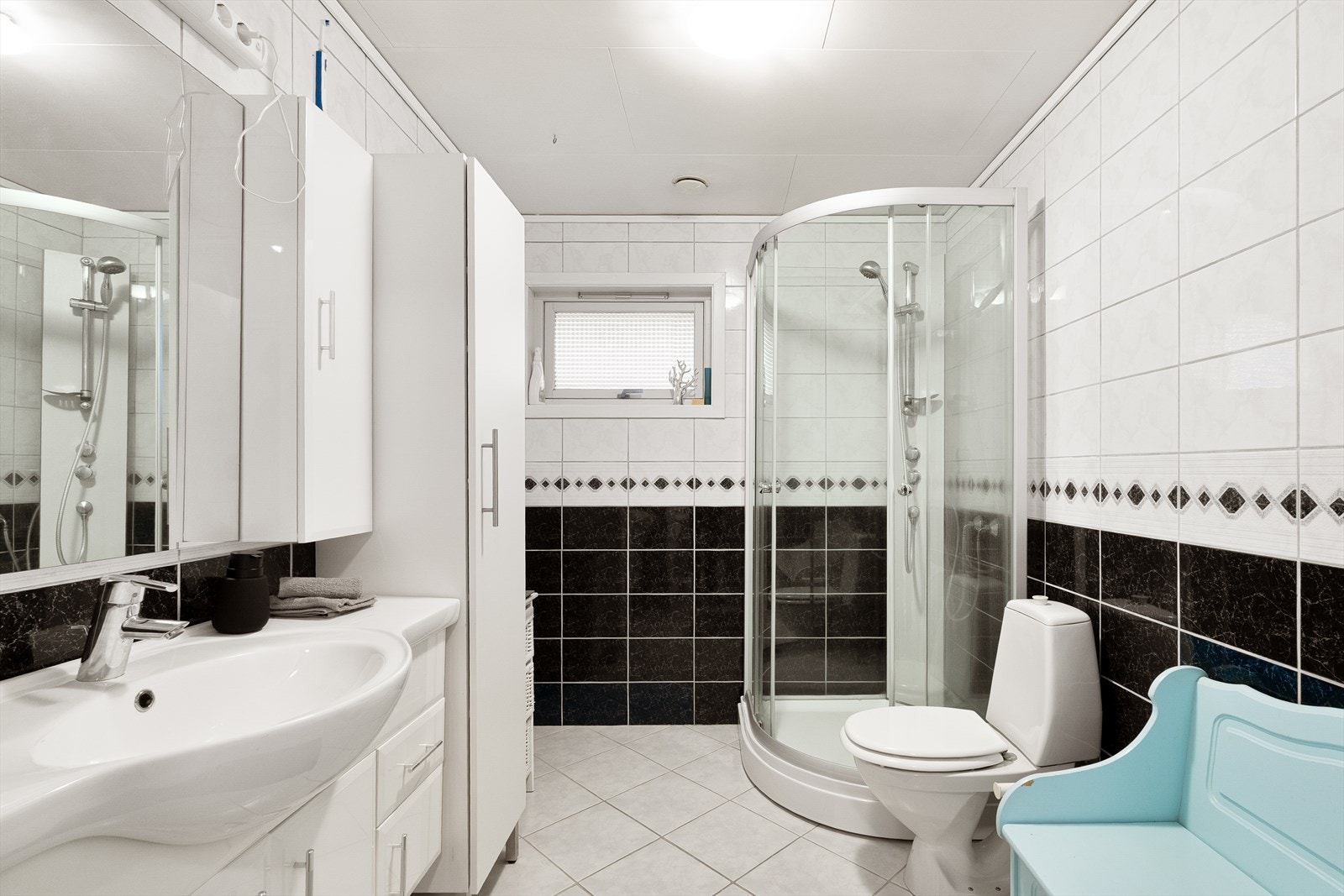 Helfliset bad med varme i gulv. Badet er utstyrt med dusjkabinett, toalett og servant. Galleribilde