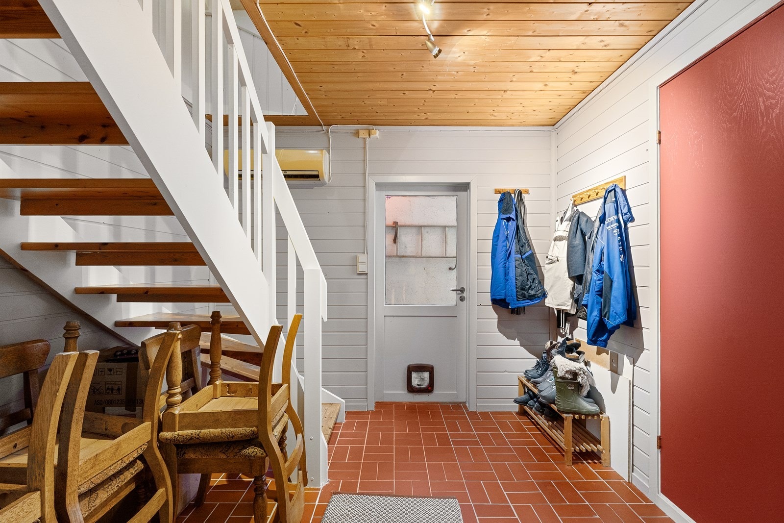 Entré i underetasjen med plass til å henge fra seg yttertøy. Galleribilde