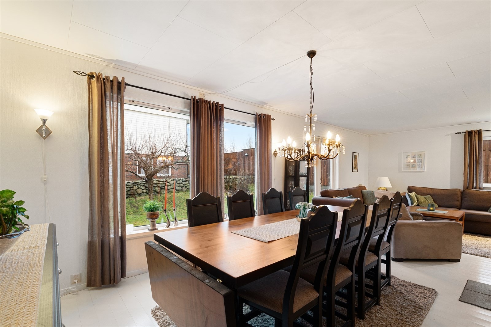 I stuen har du også plass til en innbydende spisestue. Galleribilde