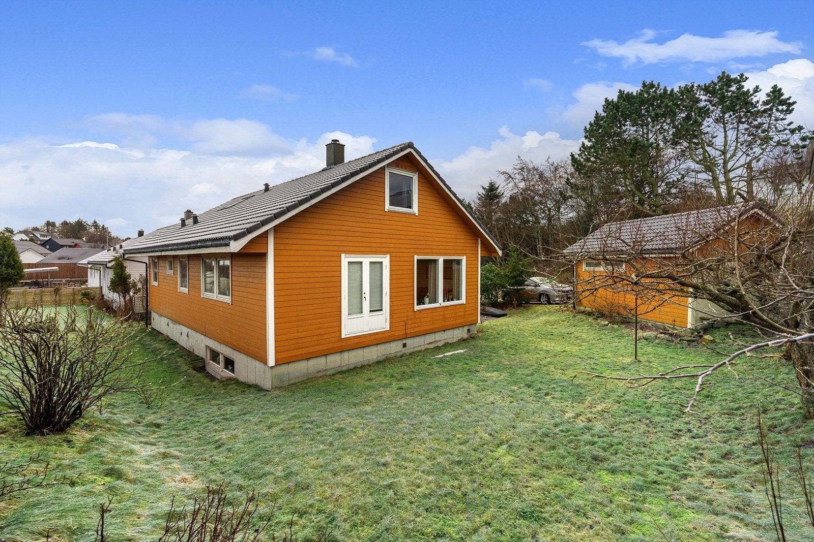 Sjarmerende enebolig med stor hage, flott beliggenhet i rolig nabolag. Galleribilde