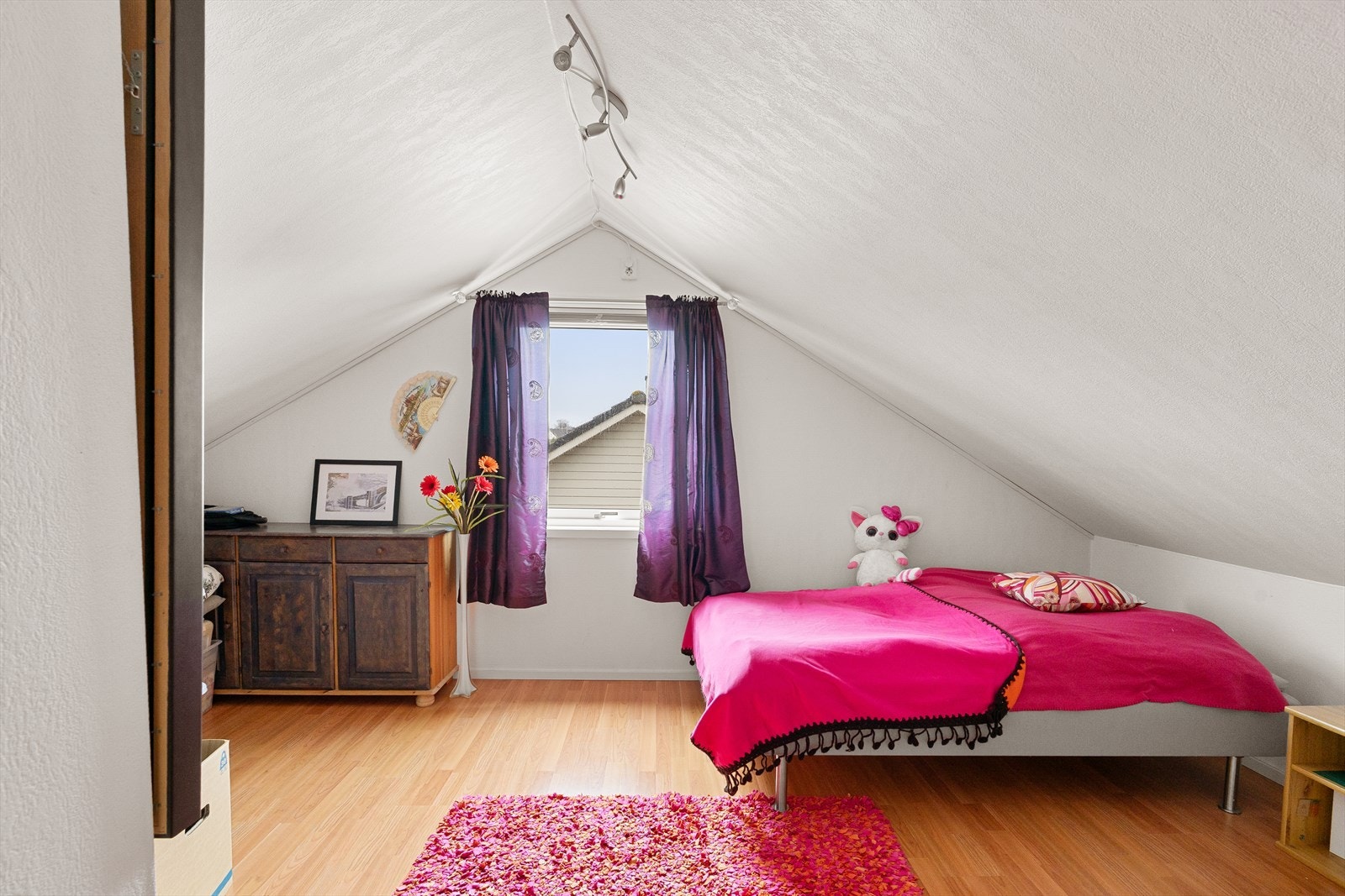 Soverom nr 2 av god størrelse med plass til dobbeltseng. Galleribilde