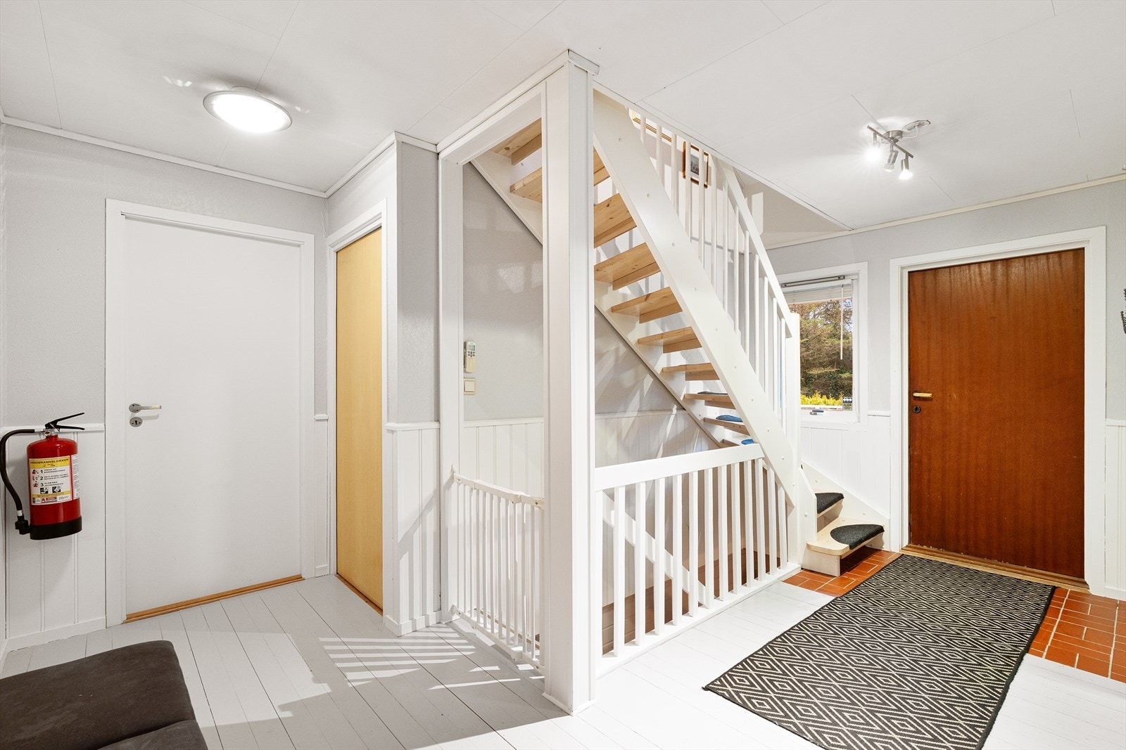 Innbydende entré med plass til å henge fra seg yttertøy. Galleribilde